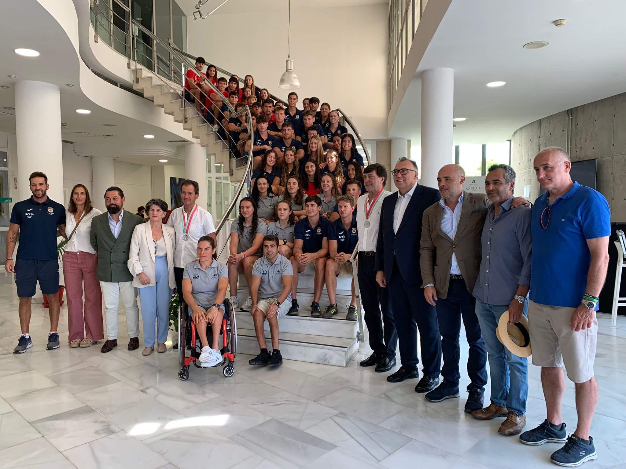 Foto del acto oficial de homenaje en el CEAR de La Cartuja a Climent y Lasúrtegui.
