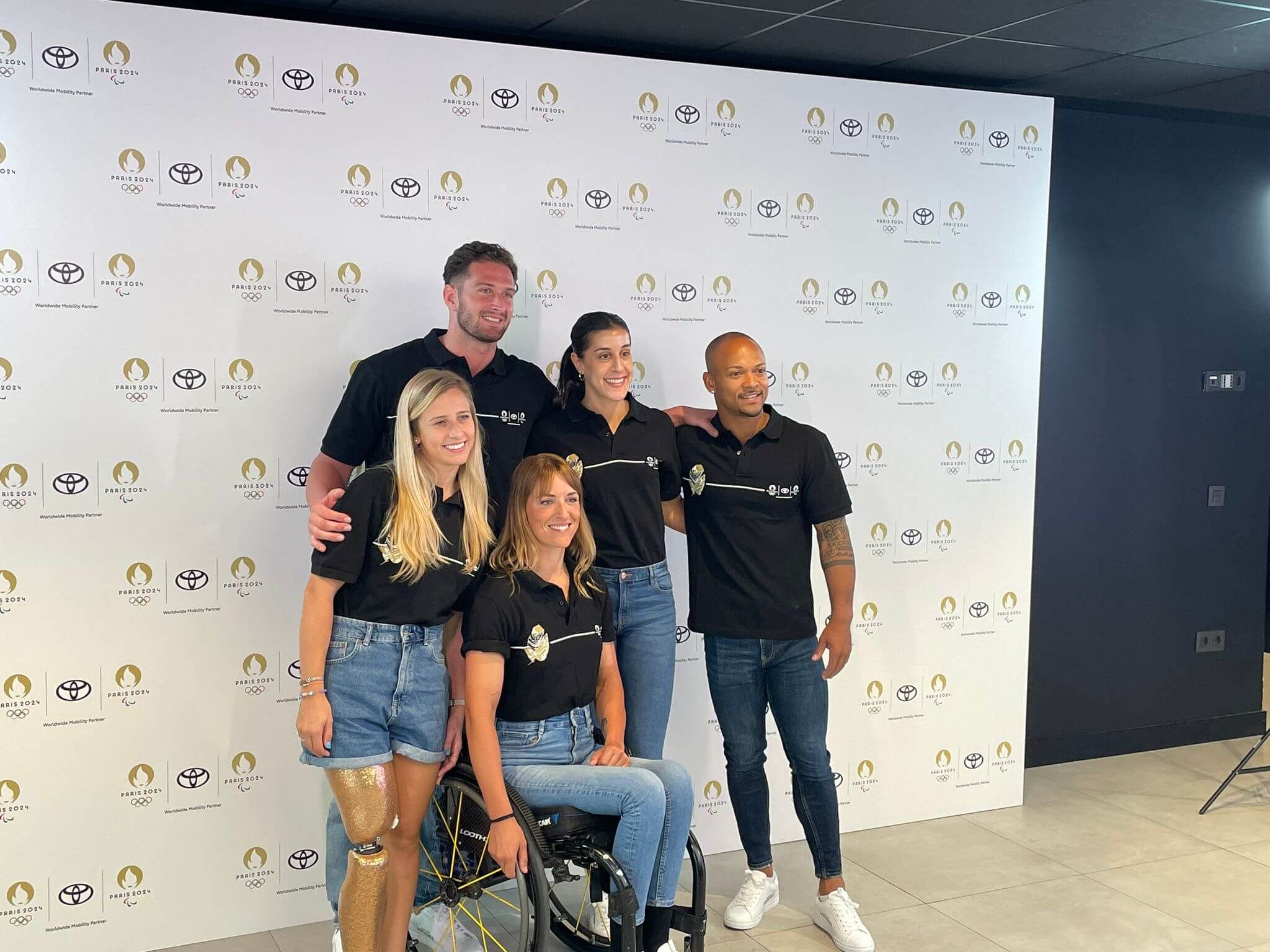  Ray Zapata junto a Carolina Marín, Desiree Vila, Eva Moral y Niko Shera