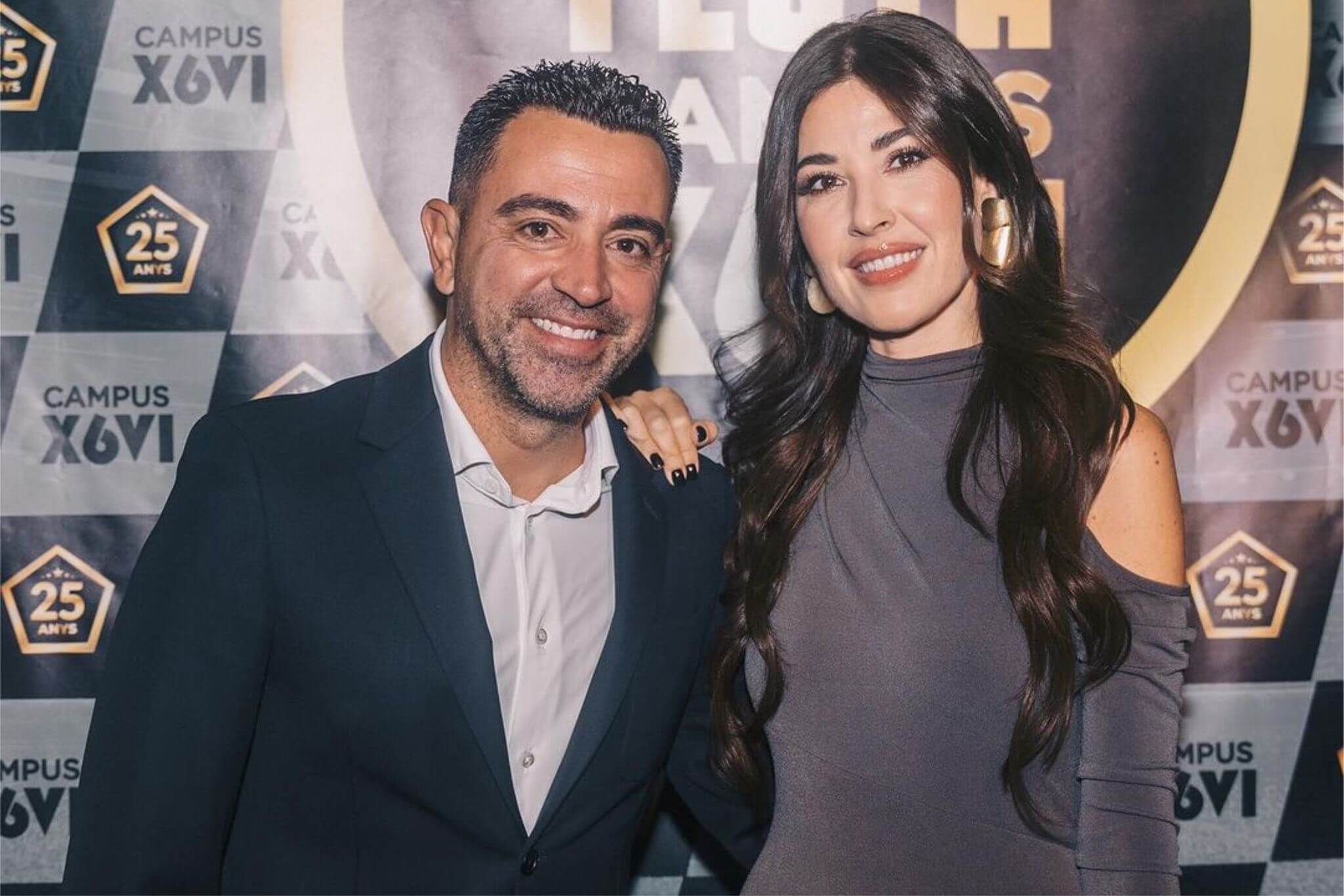 Xavi Hernández junto con su mujer Nuria Cunillera.