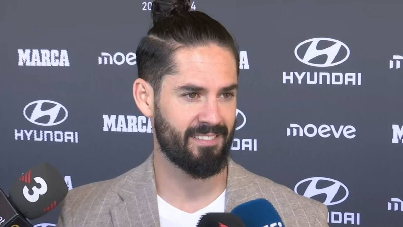 Isco Alarcón atiende a los medios en los Premios 'Marca'