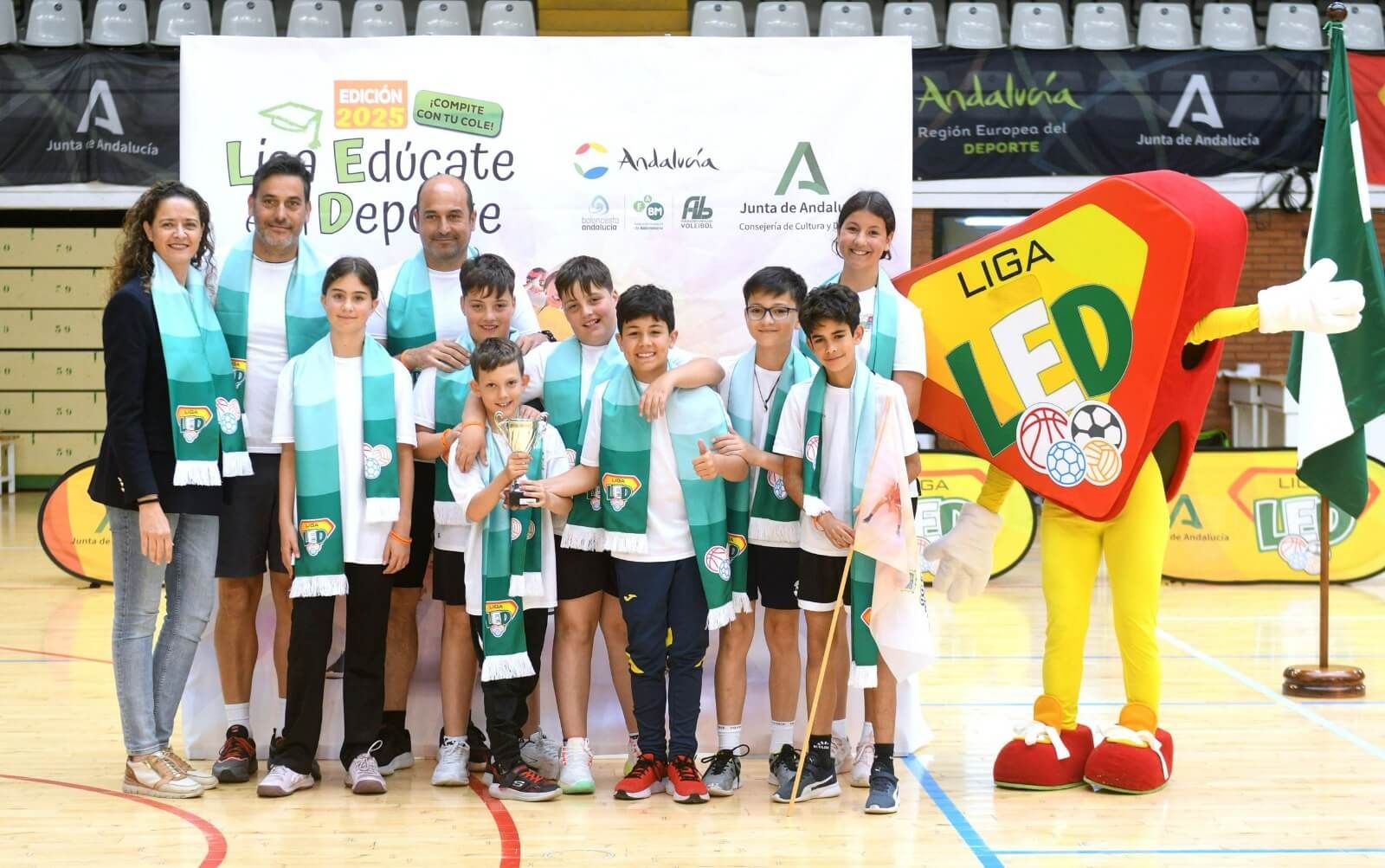 Isabel Sánchez (izquierda) posa junto a algunos deportistas de la cuarte edición de la Liga Edúcate (LED).