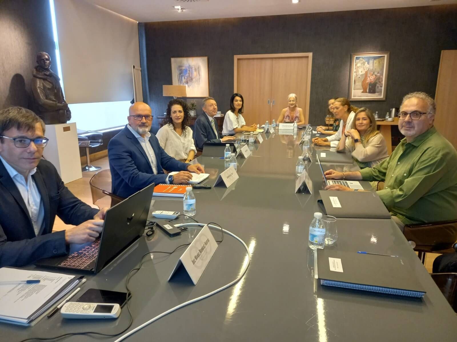 La consejera de la Junta, Patricia del Pozo, manteniendo una reunión en la Fundación Cruzcampo.