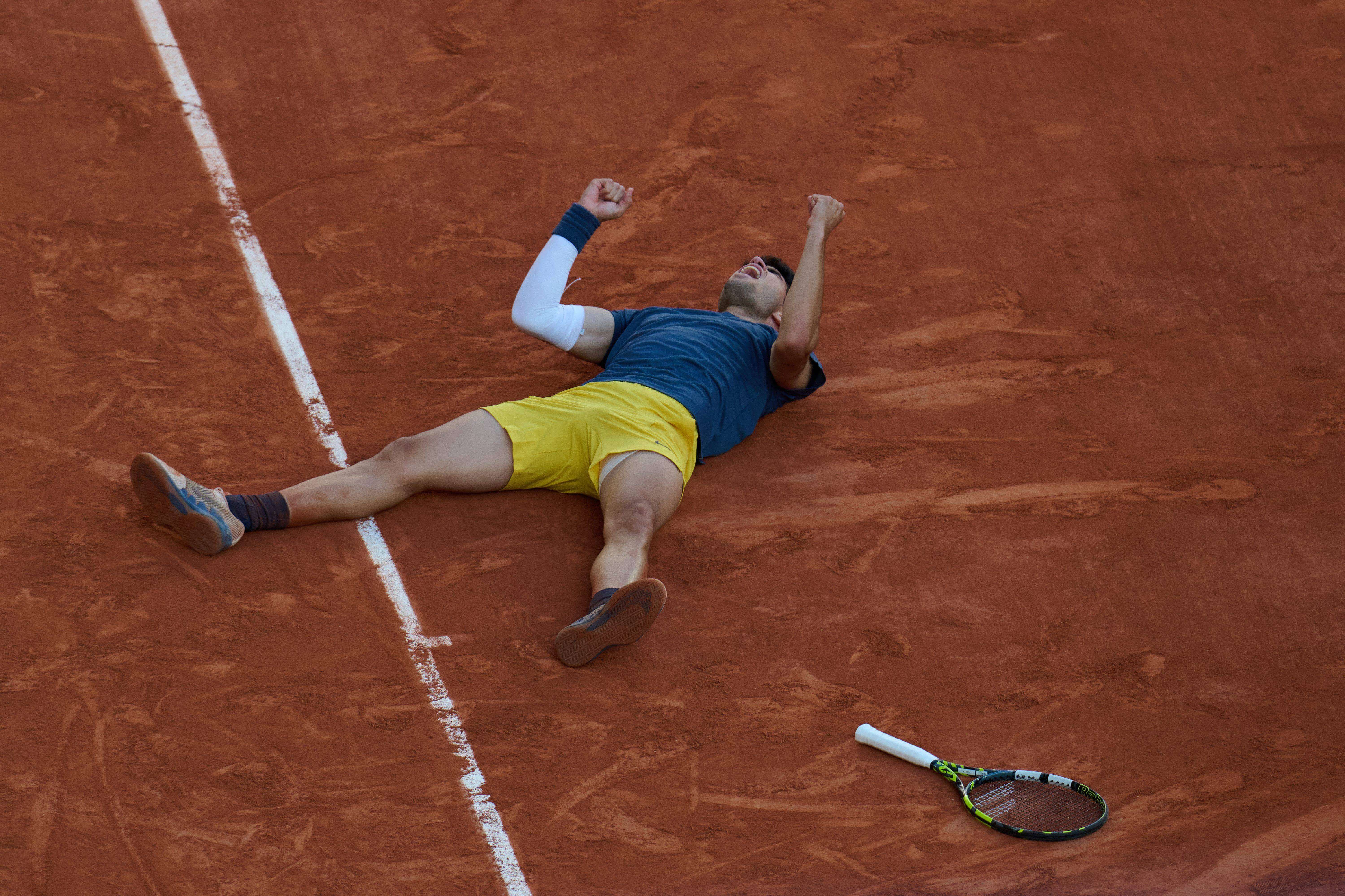  Carlos Alcaraz celebrando el título en Roland Garros