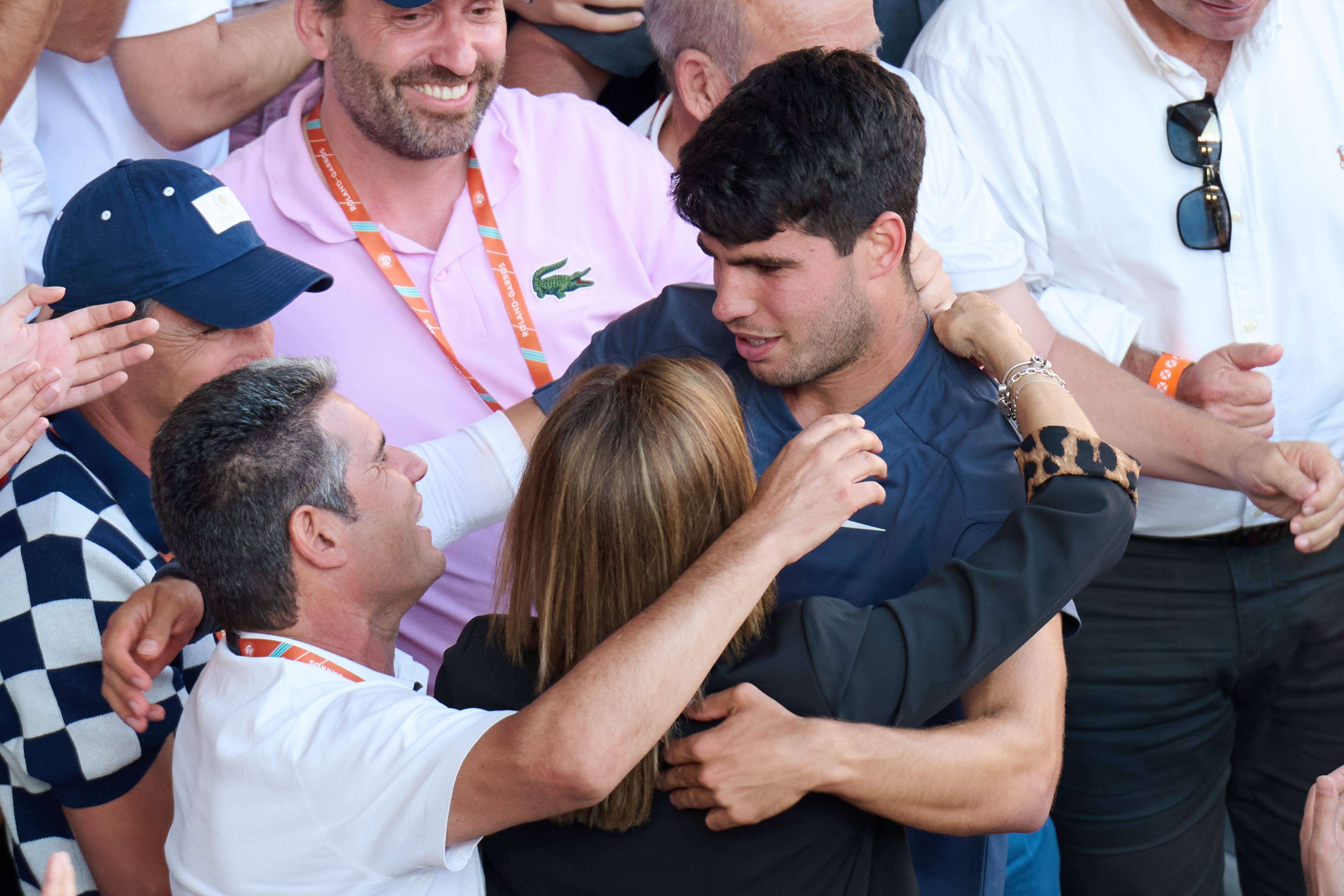  Carlos Alcaraz con sus padres tras ganar en Roland Garros