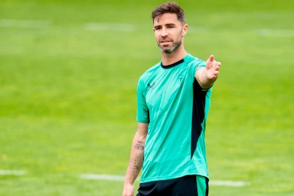  Gesto del central Yeray Álvarez entrenando en Lezama.