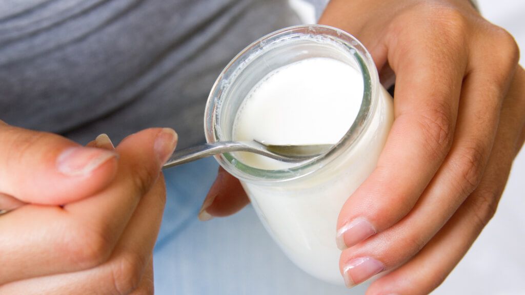 Mujer comiéndose un yogur