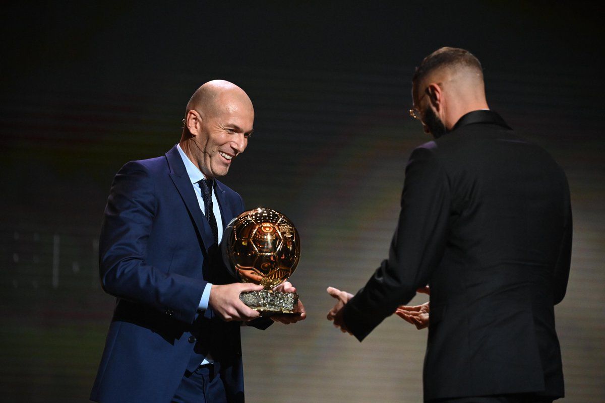 Zinedine Zidane le da el Balón de Oro a Karim Benzema