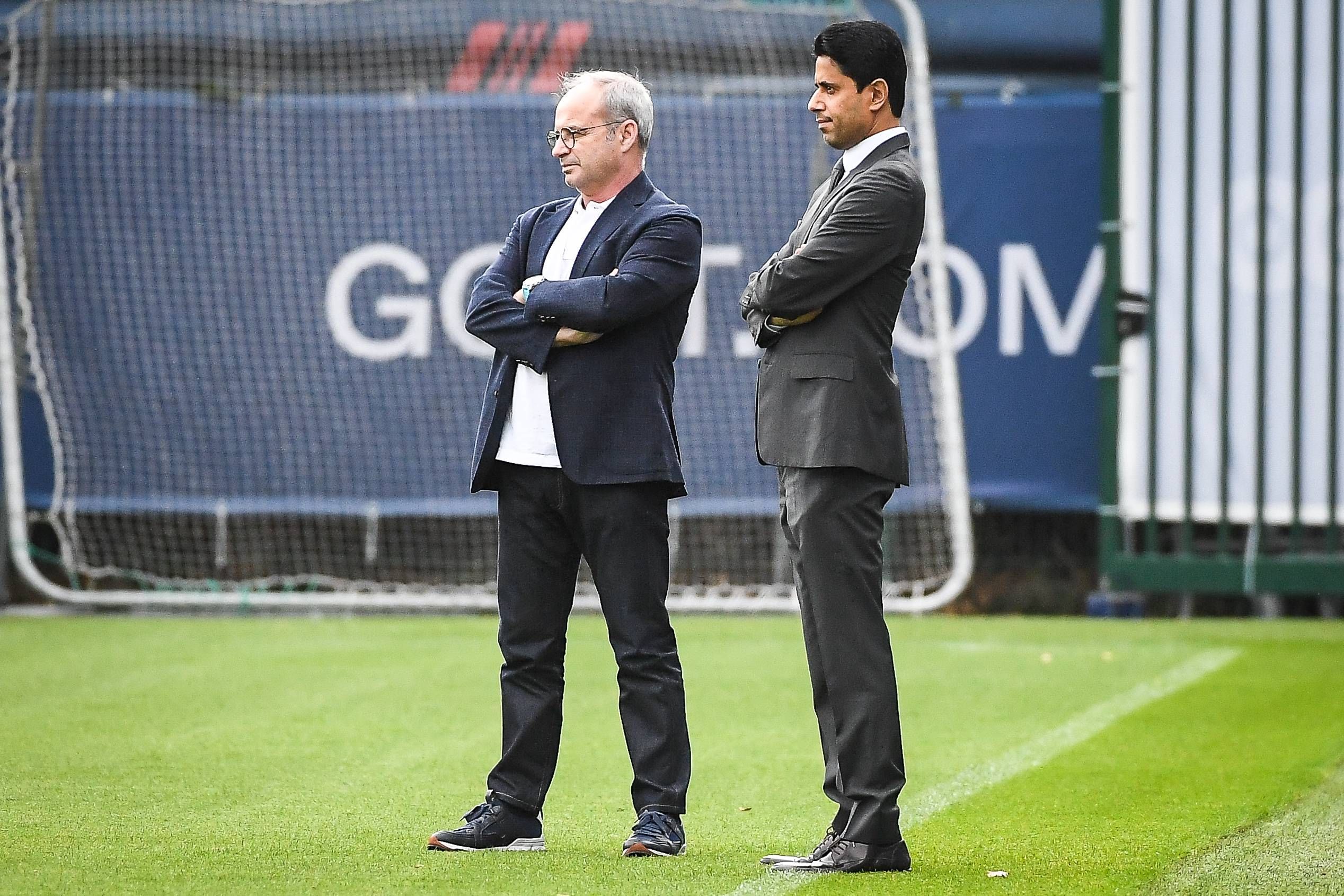  Luis Campos y Nasser AL-KHELAIF durante una sesión de entrenamiento del Paris Saint-Germain (Foto: