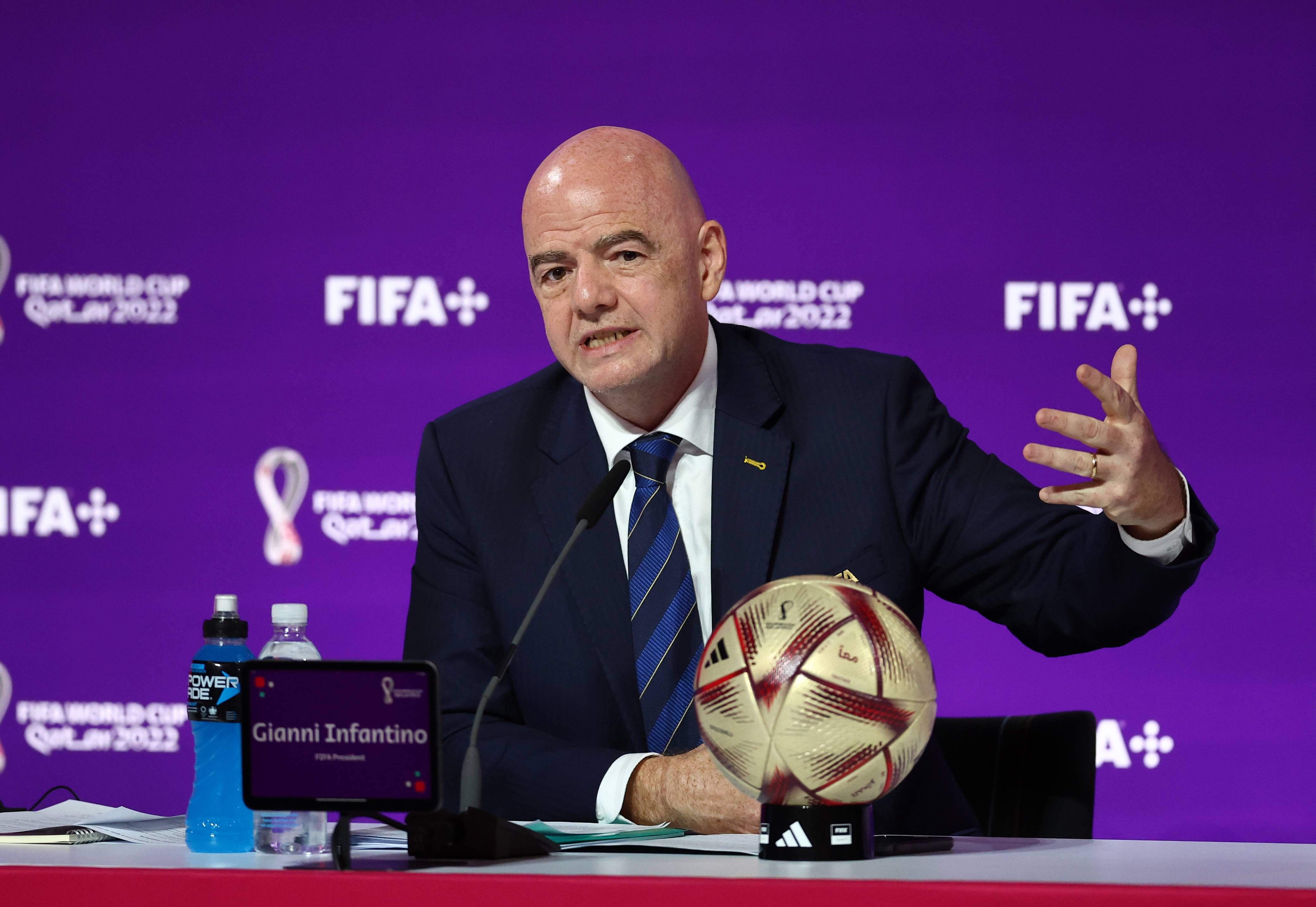  El presidente de la FIFA, Gianni Infantino, habla con los medios durante la conferencia de prensa previa a los partidos finales de la Copa Mundial de la FIFA Qatar 2022