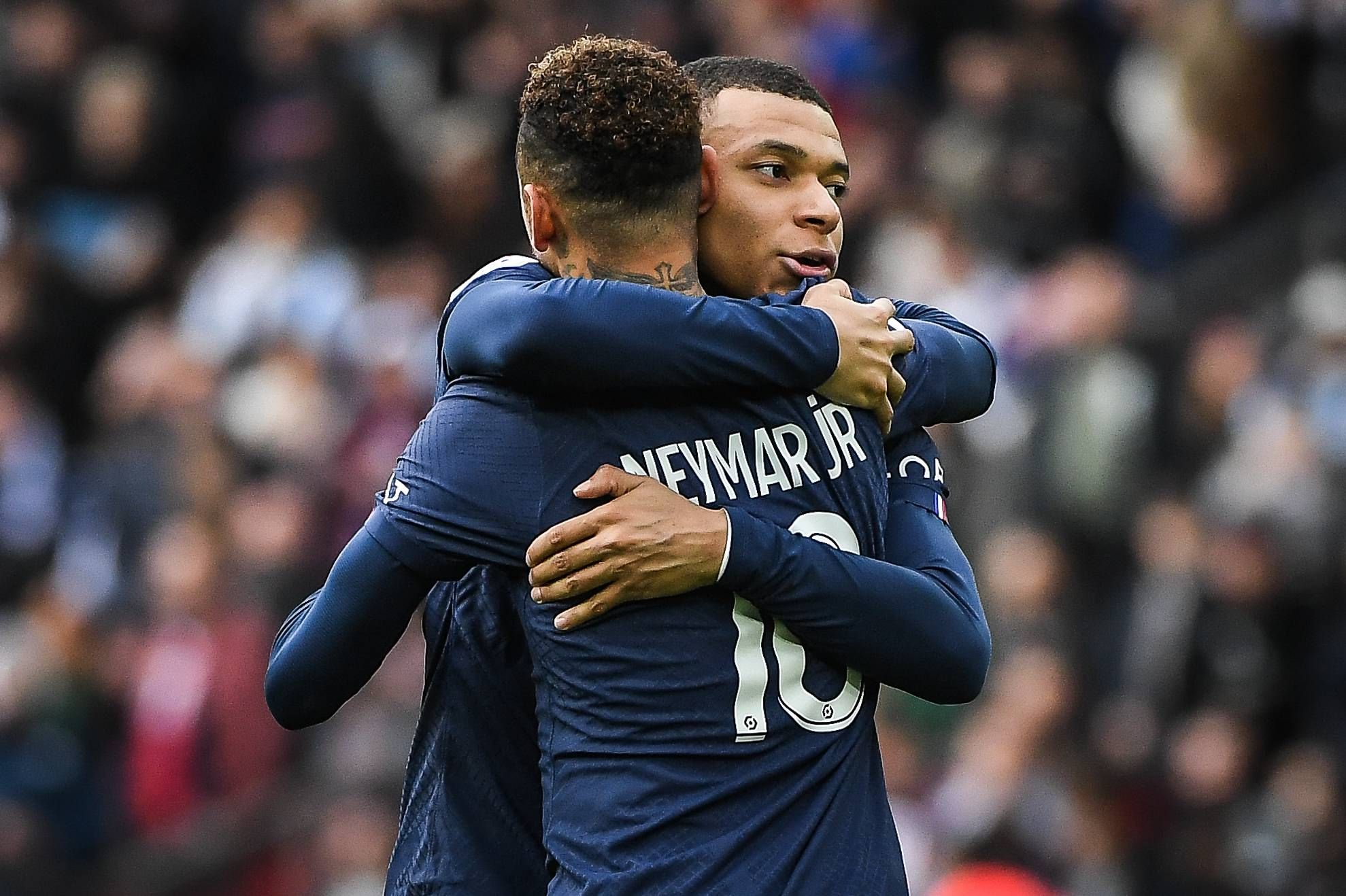  Neymar y Mbappé celebran un gol del PSG.