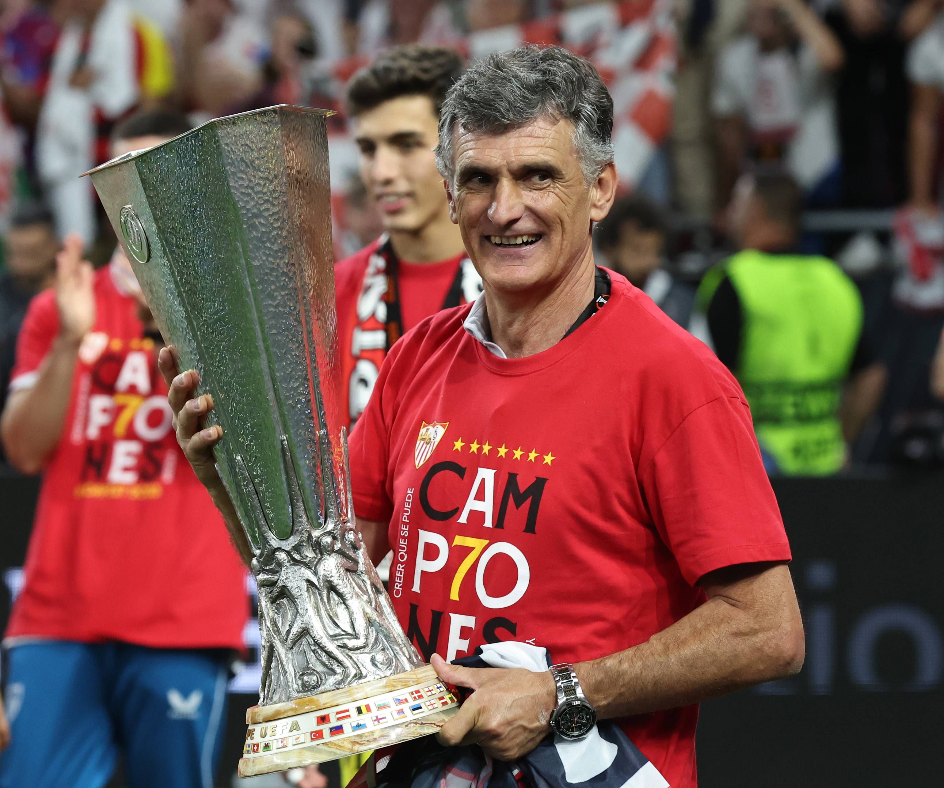 Mendilibar celebra la Europa League en el Puskas Arena.