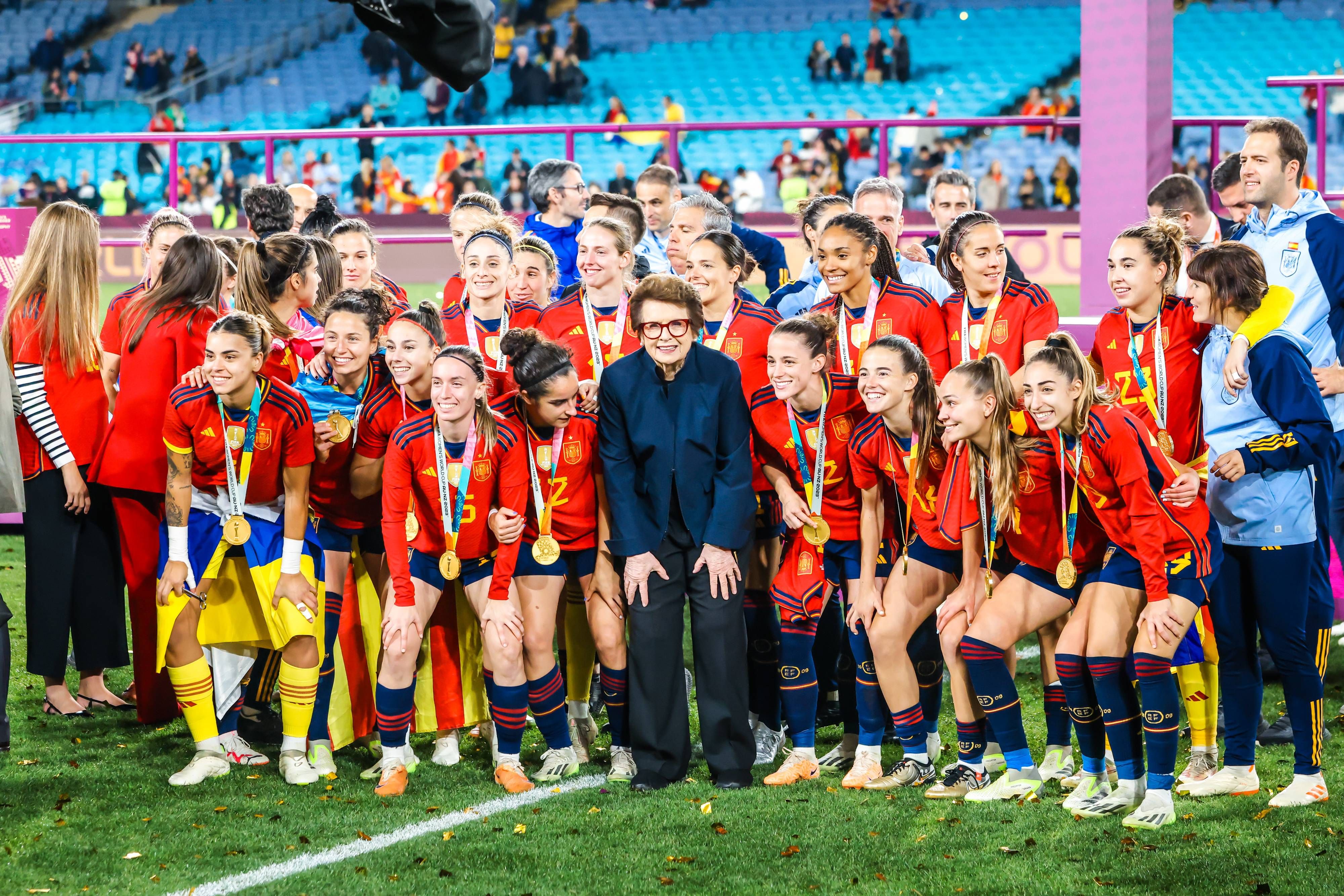 Las jugadoras españolas celebran con Billie Jean King en la final de la Copa Mundial Femenina. Foto: Cordon Press.