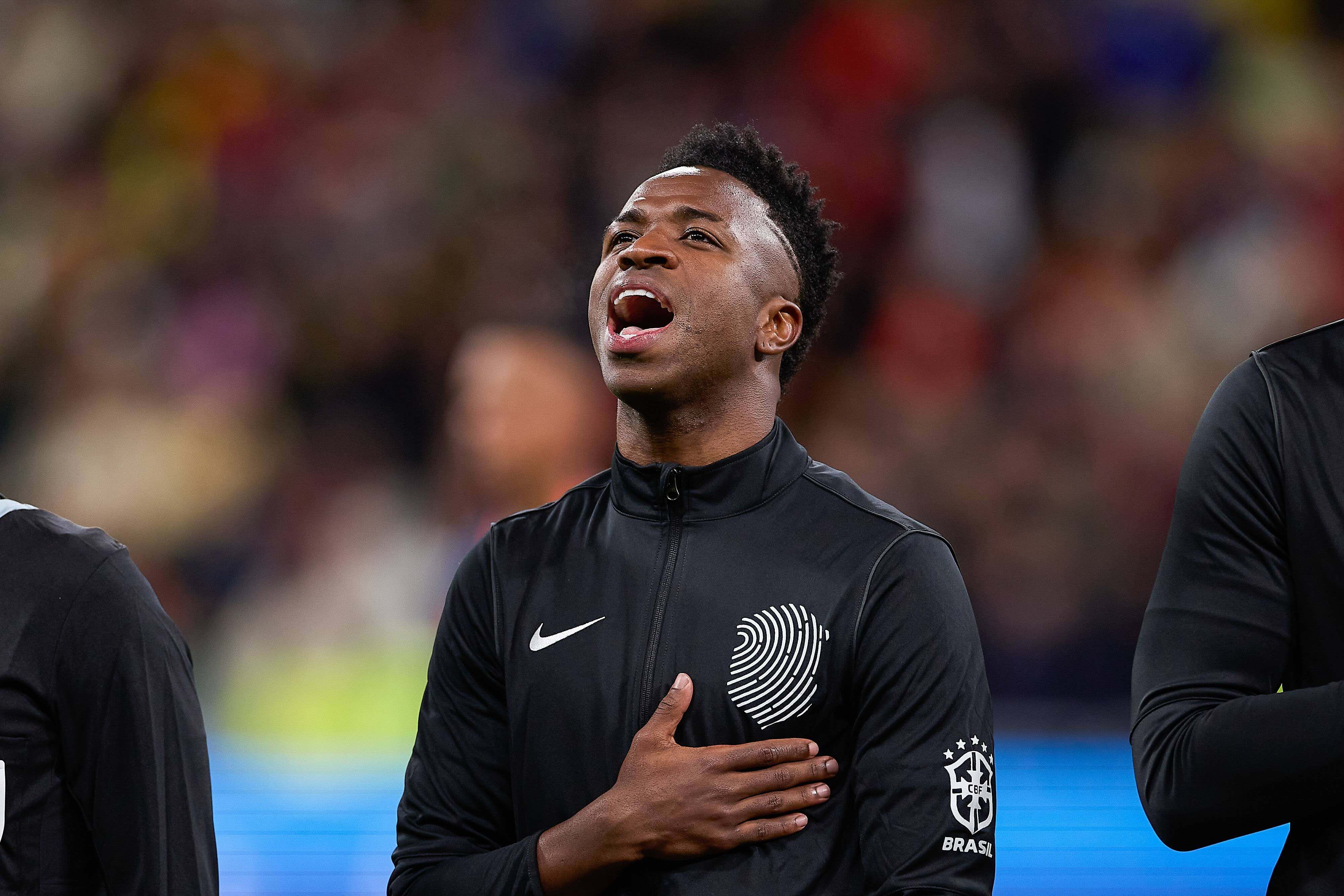 Vinicius con la chaqueta contra el racismo