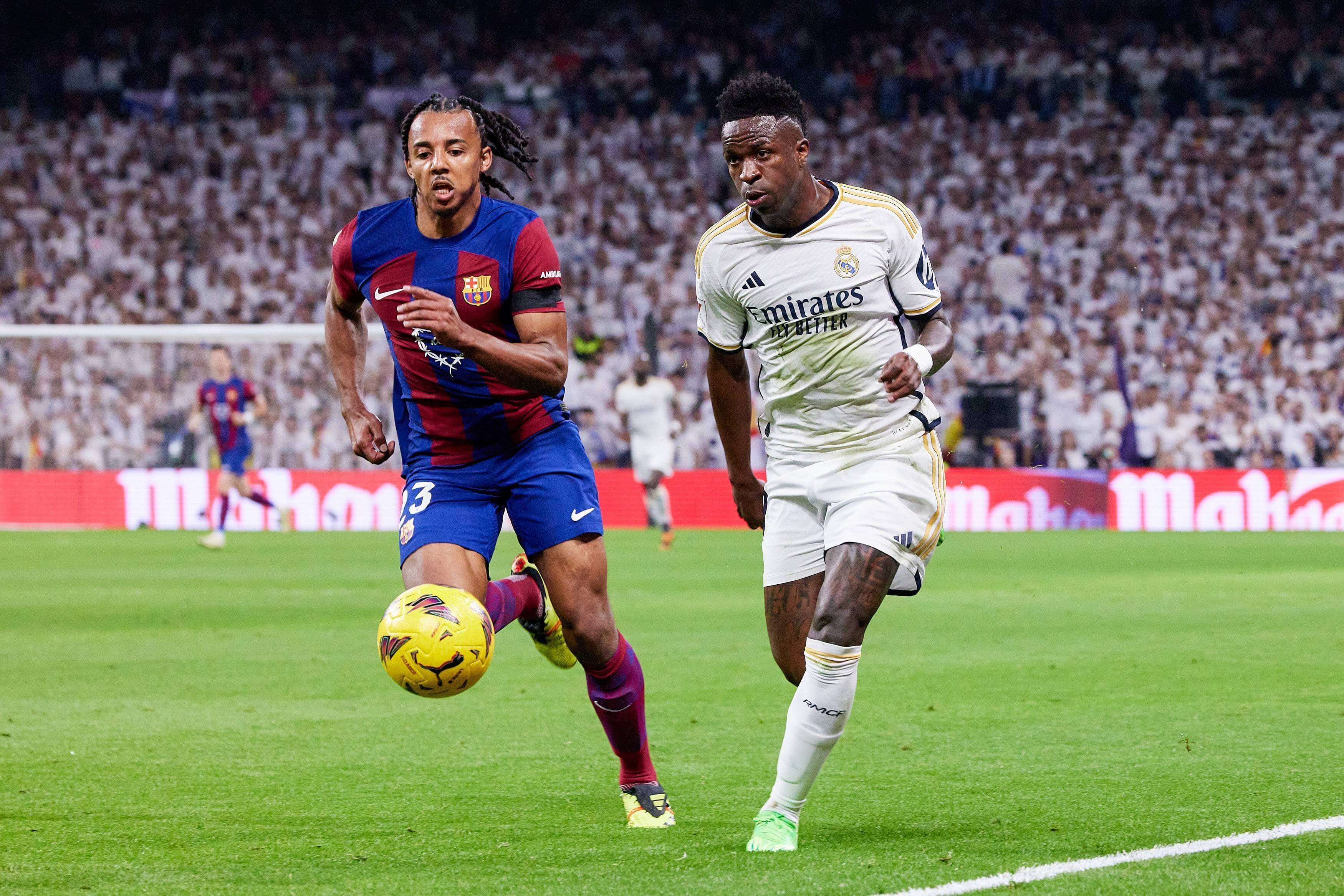  Vinicius, ante Koundé en el Real Madrid-Barcelona.