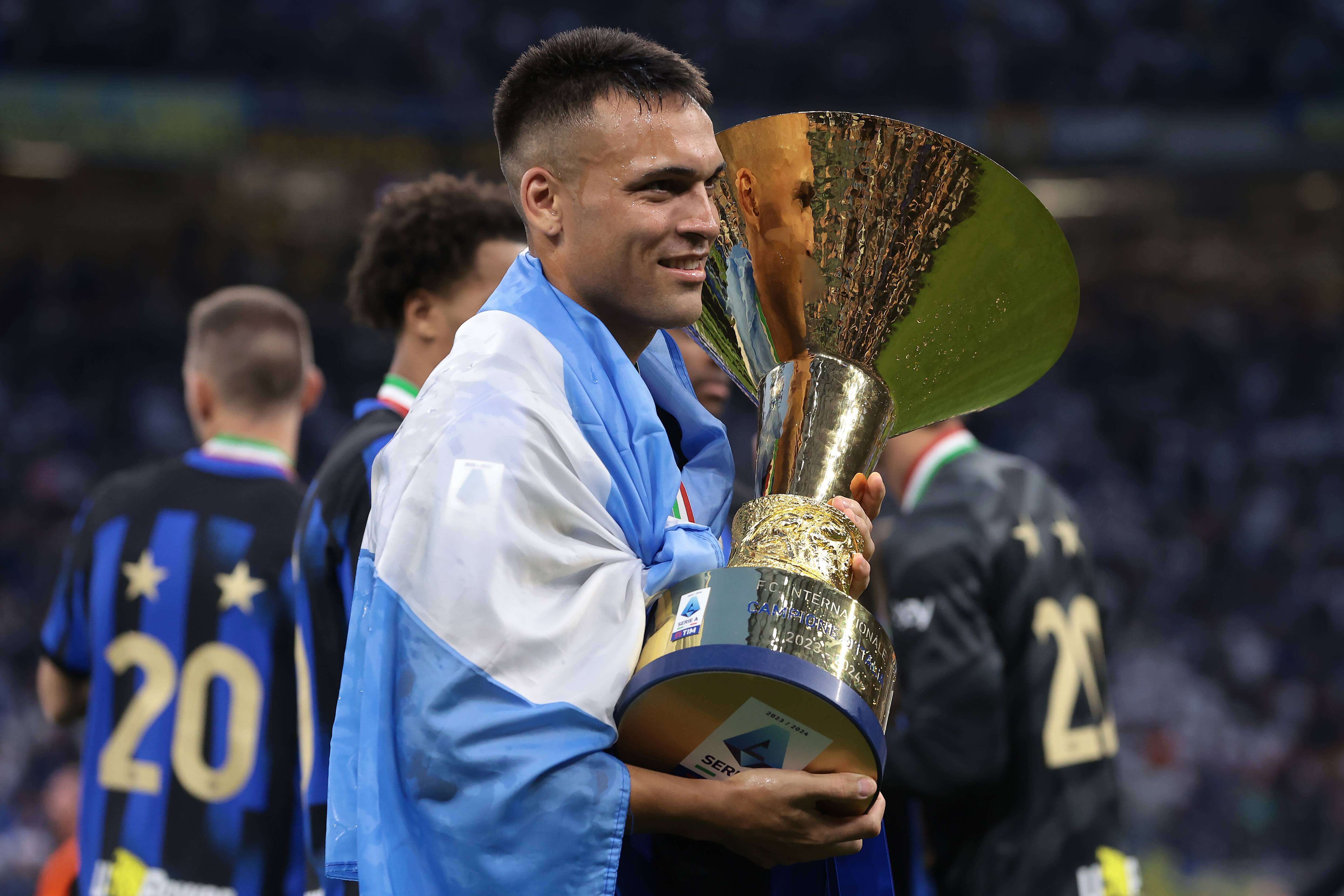 Lautaro Martínez, posando con el Scudetto con el Inter.