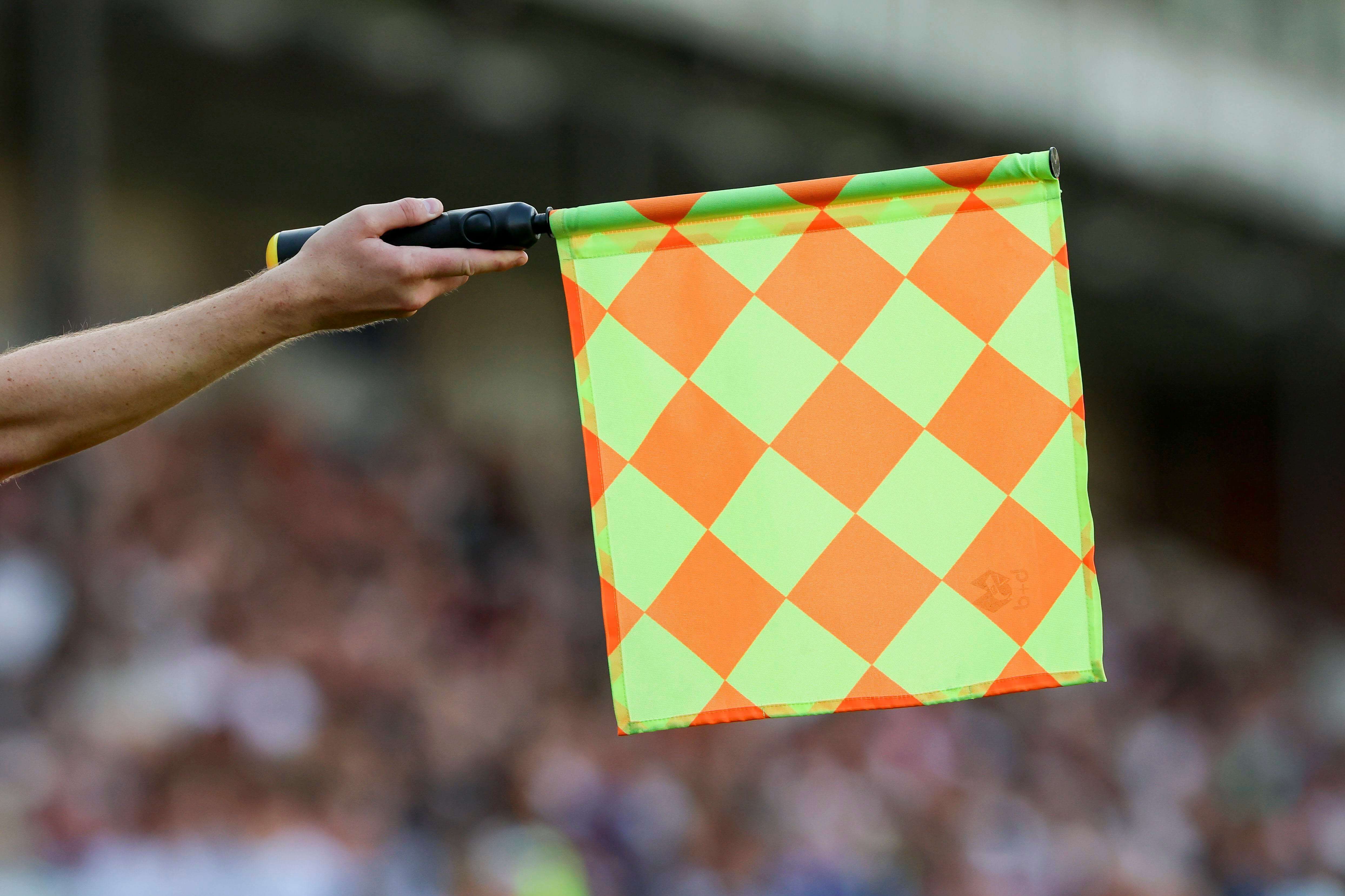 El banderín de un árbitro marcando fuera de juego (Fuente: Cordon Press)