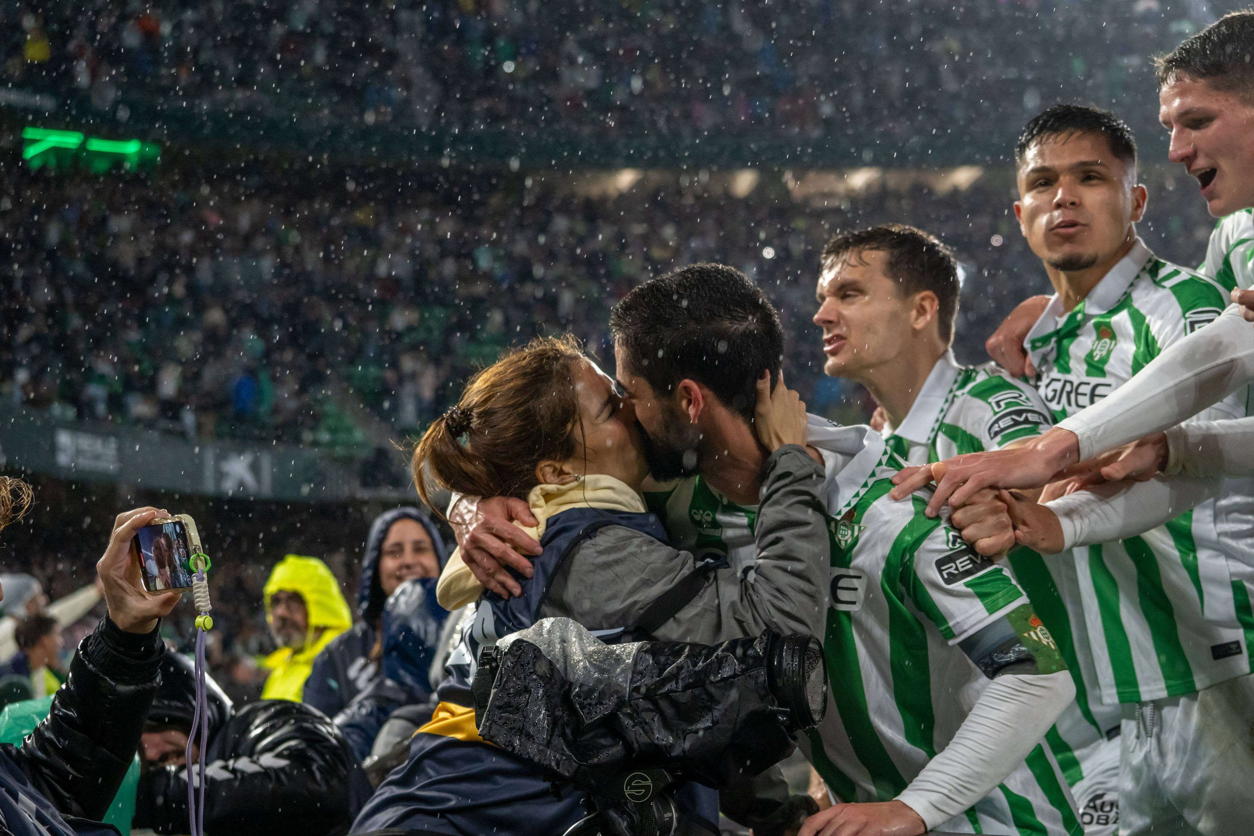  El beso de Isco y Sara Sálamo en el Real Betis - Madrid.