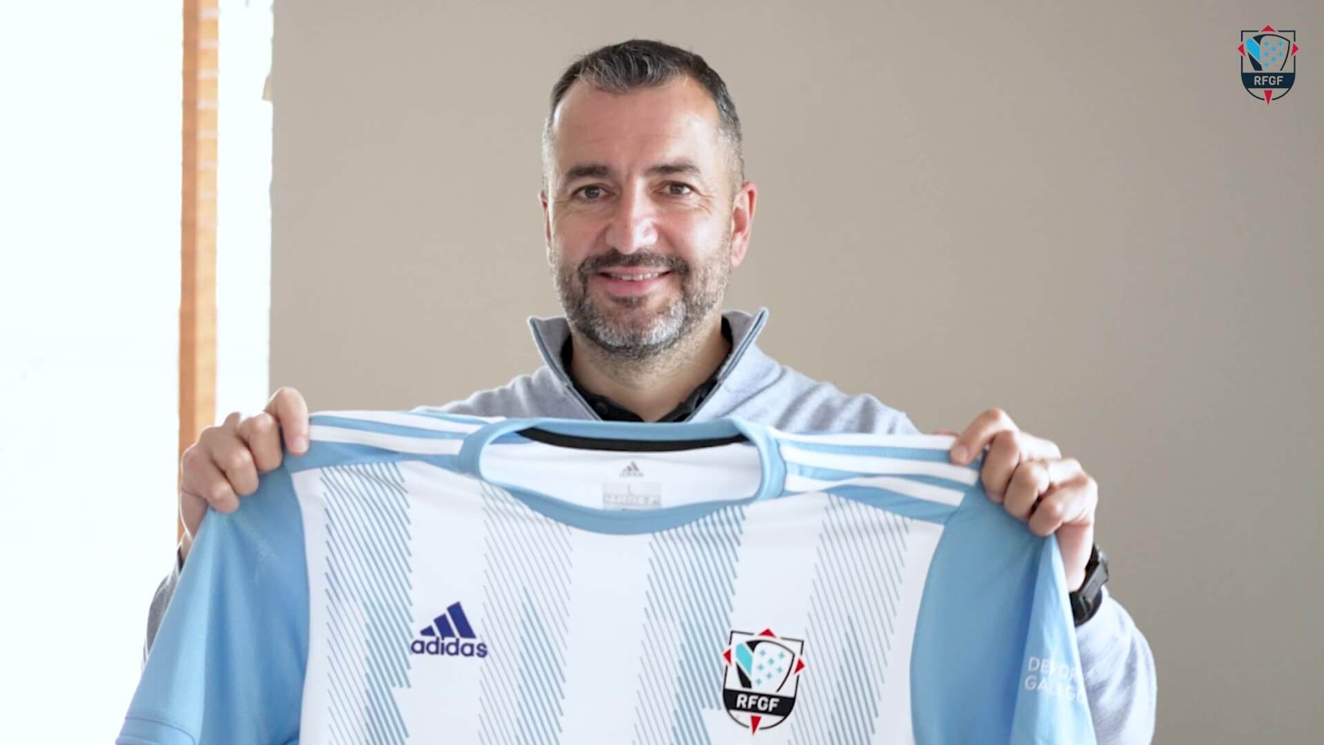  Diego Martínez posa con la camiseta de la selección gallega.