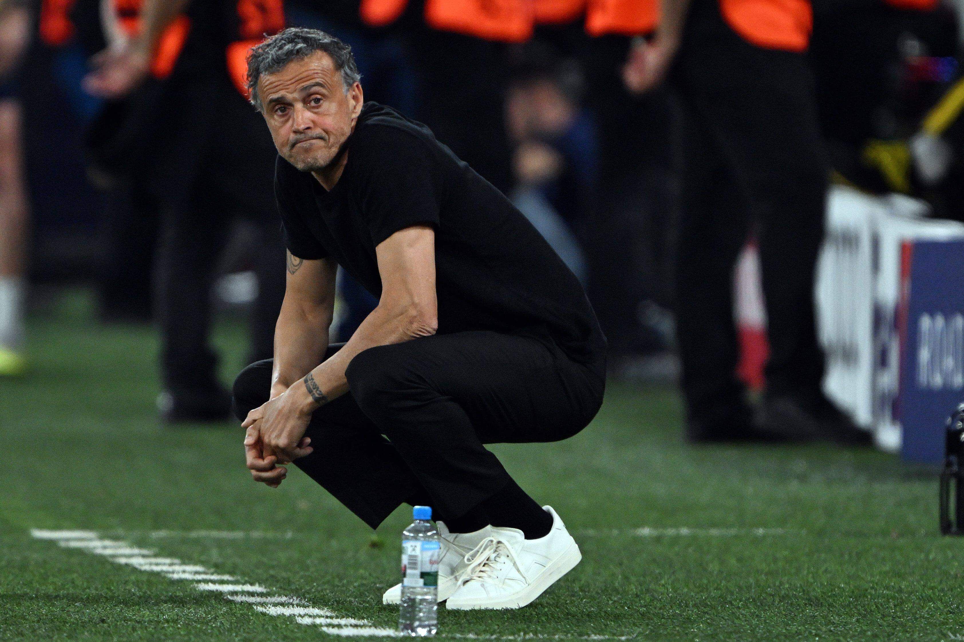 Luis Enrique, agachado en el área técnica