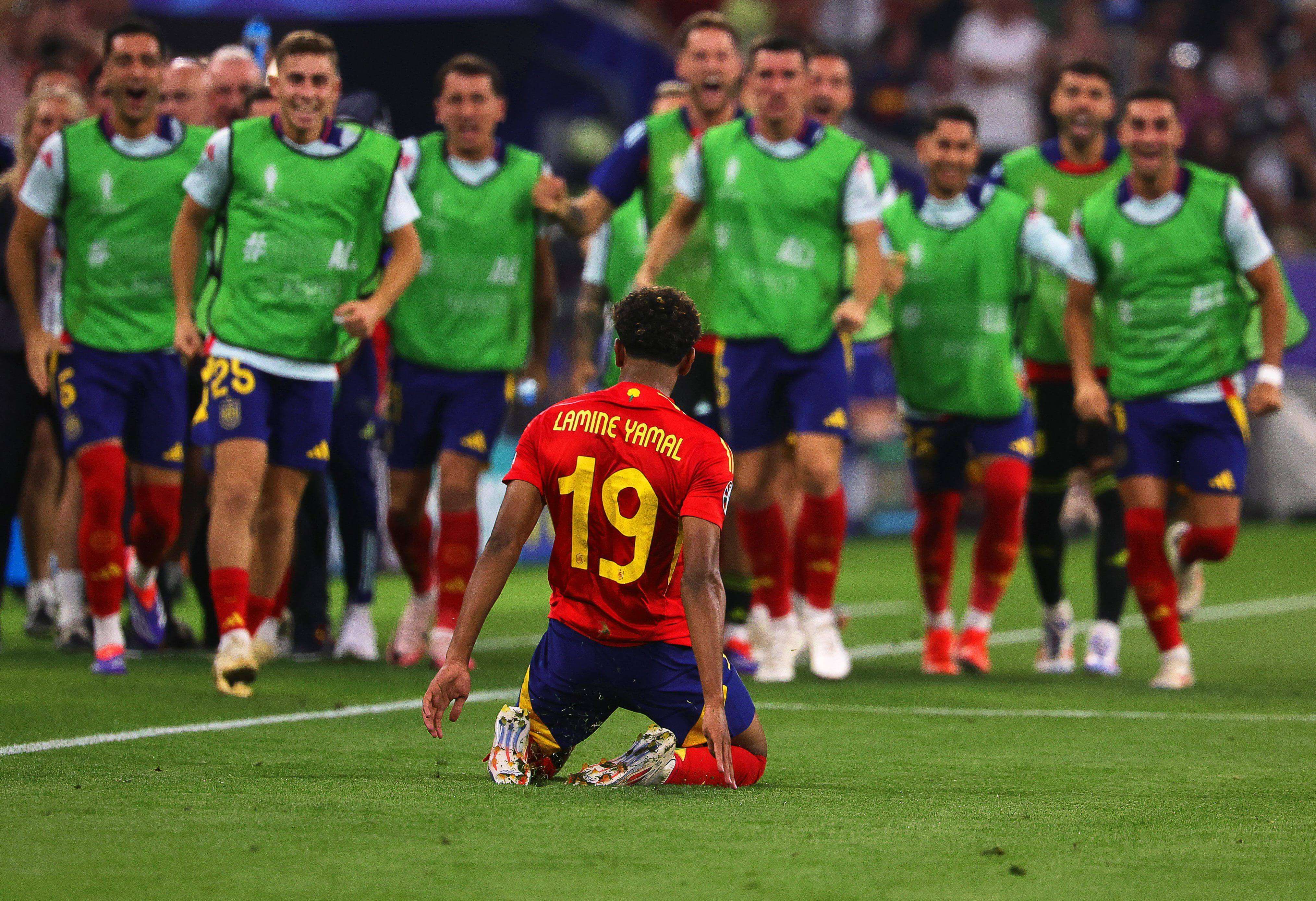  Lamine Yamal celebrando el gol ante Francia con sus compañeros