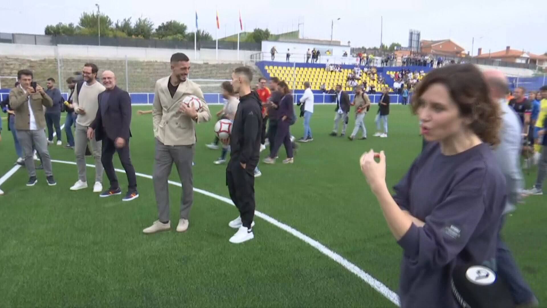  Isabel Díaz Ayuso hablando con ElDesmarque