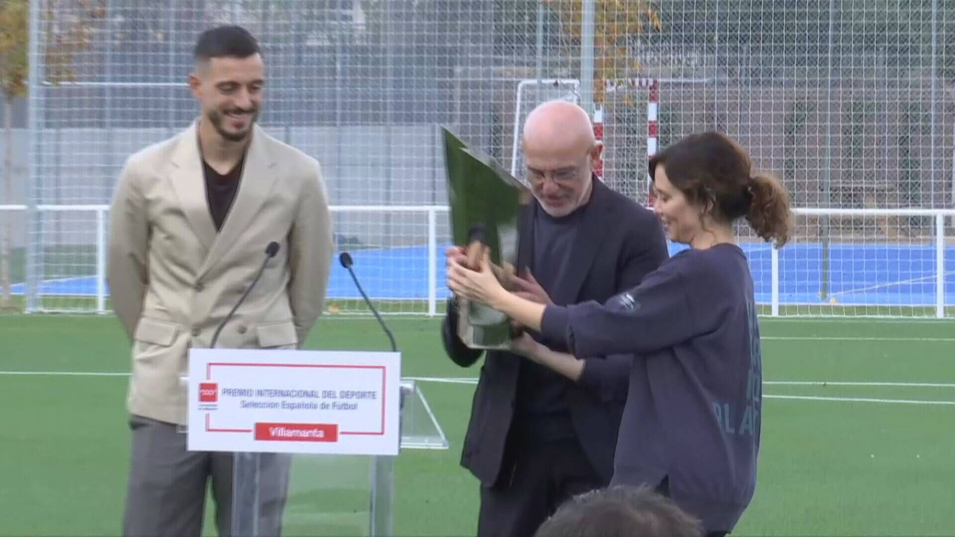 Isabel Díaz Ayuso entrega el premio Internacional del deporte de la Comunidad de Madrid a Luis de