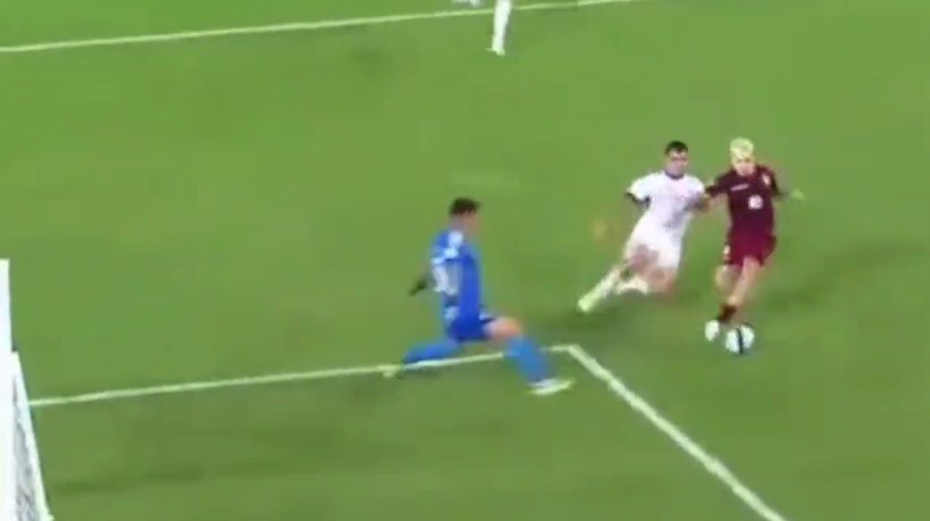  Gary Medel, superado por Soteldo.