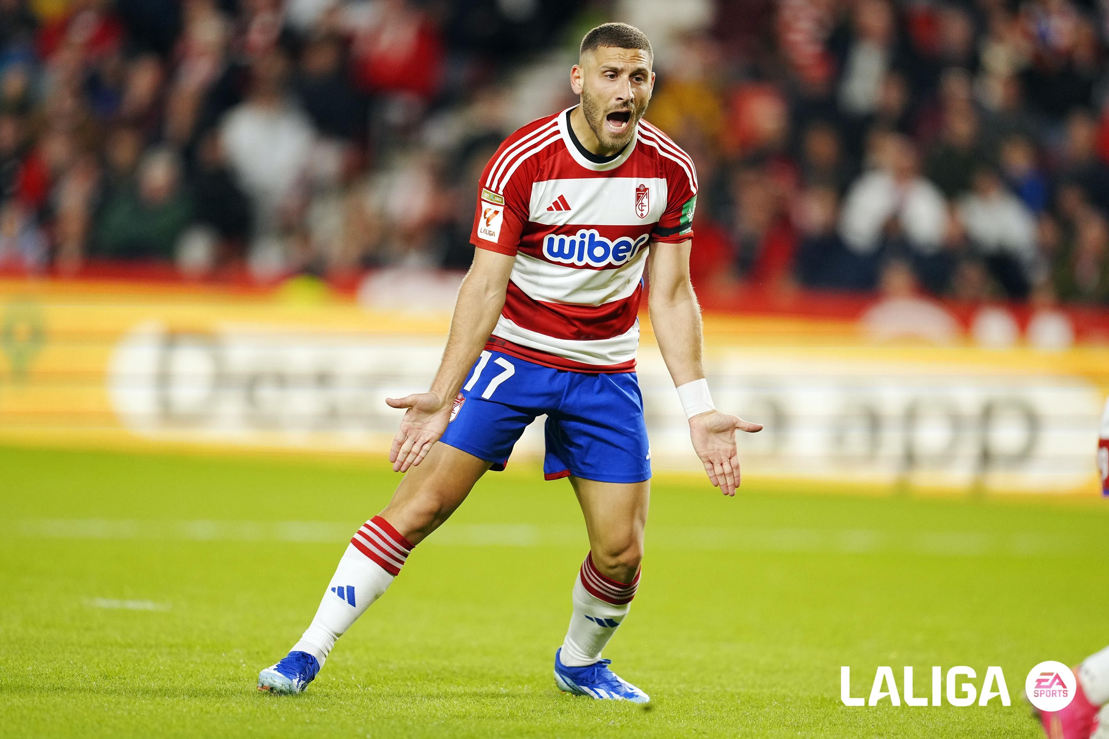  Shon Weissman, en un partido del Granada.
