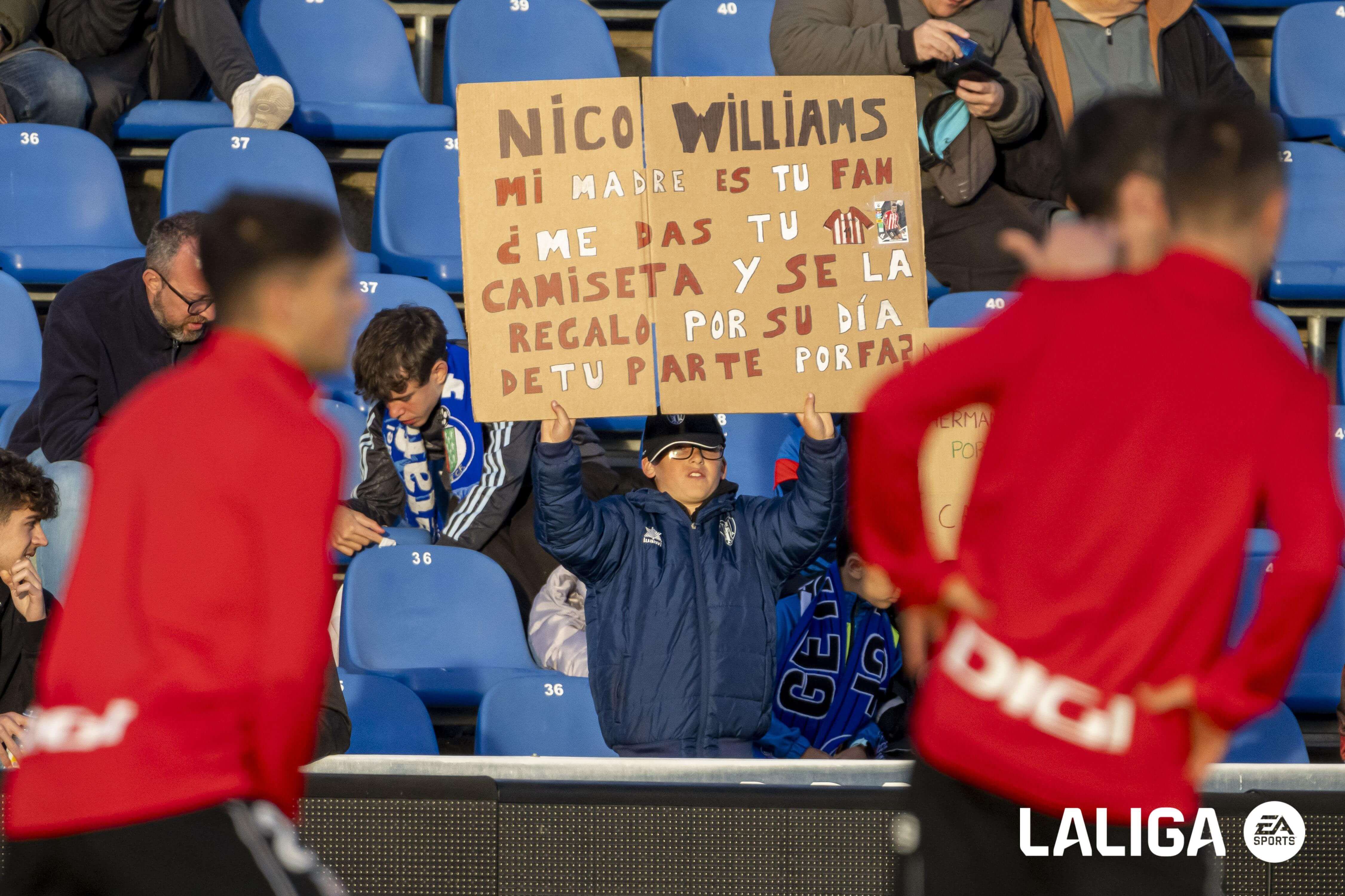 Pancarta de un niño para Nico Williams ante el Getafe en el Coliseum.