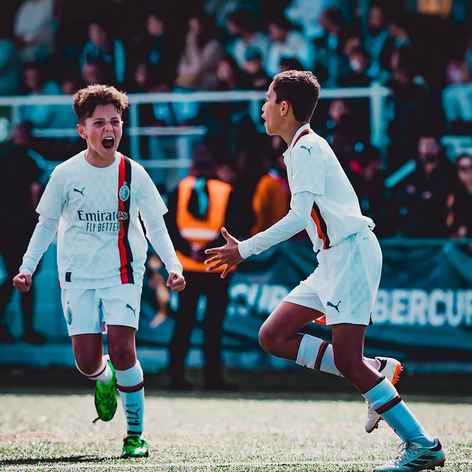  Dos jugadores de la cantera del Milan celebran un gol en la Ibercup.