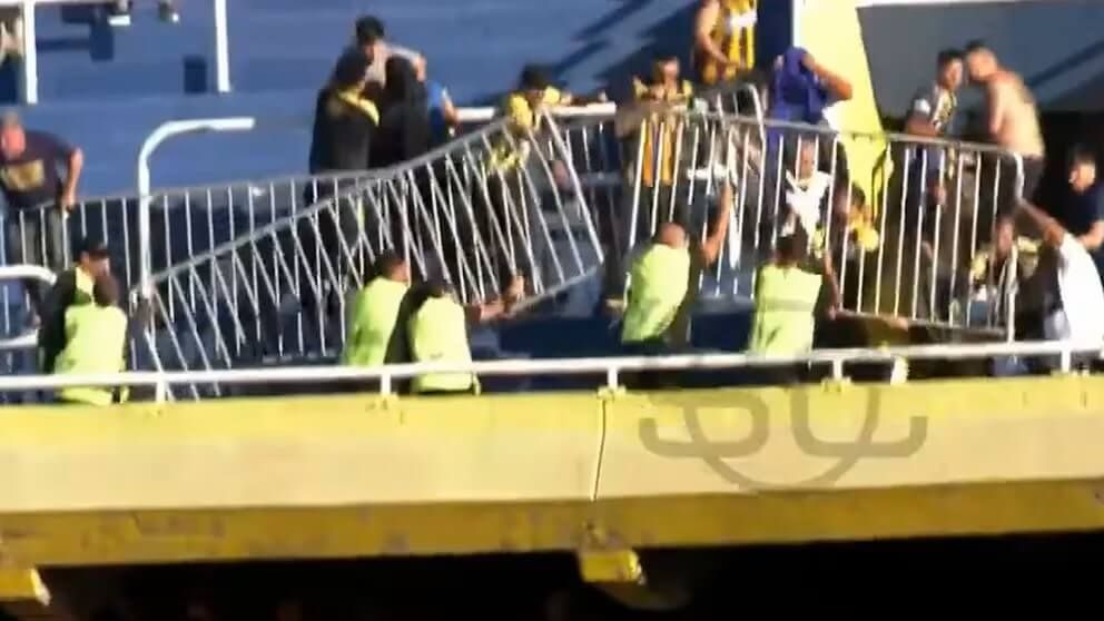  Aficionados de Rosario Central lanzan vallas metálicas a los hinchas de Peñarol.