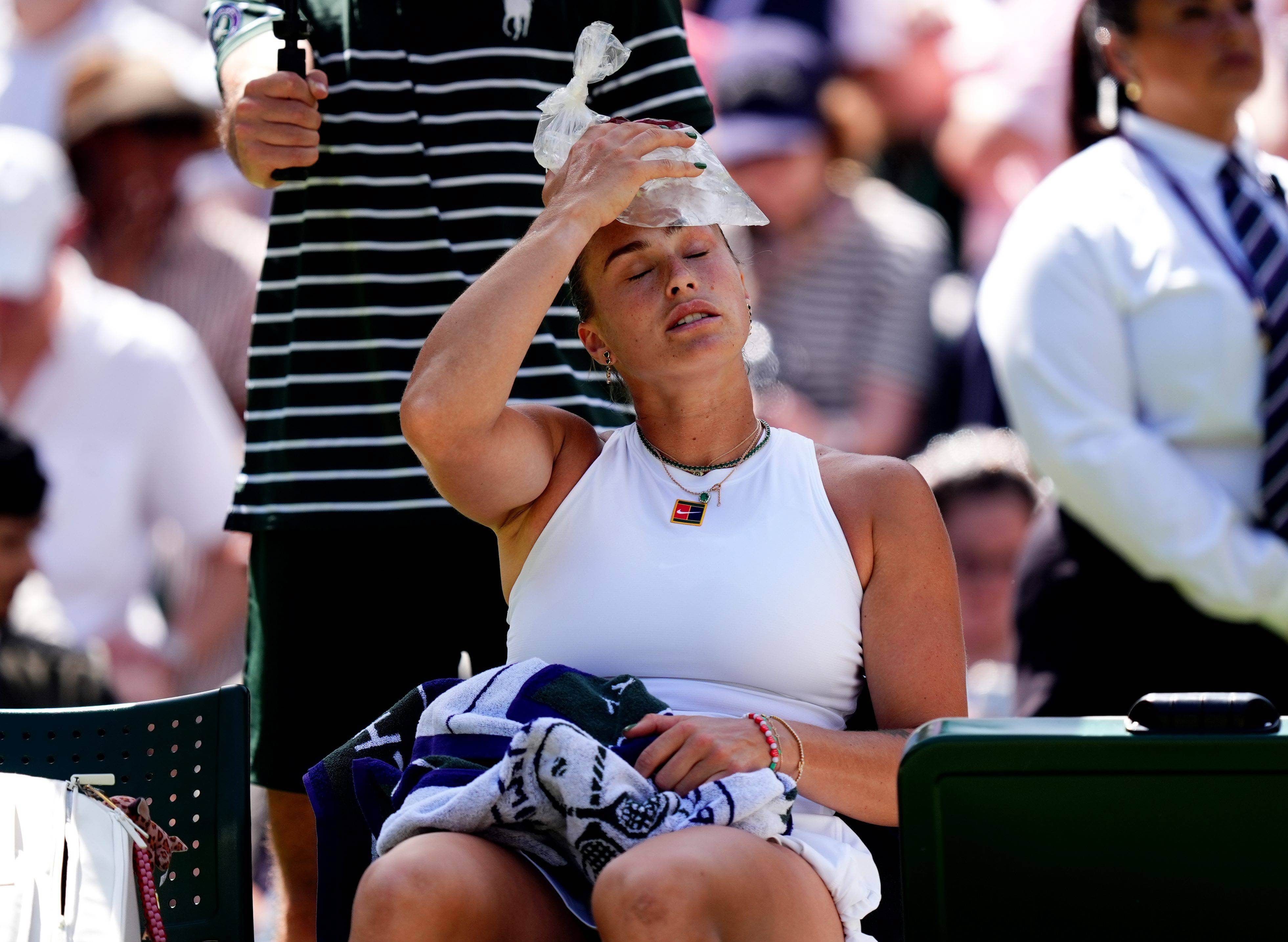 Sabalenka se refresca con una bolsa de hielo en Wimbledon (FOTO: Cordón Press).