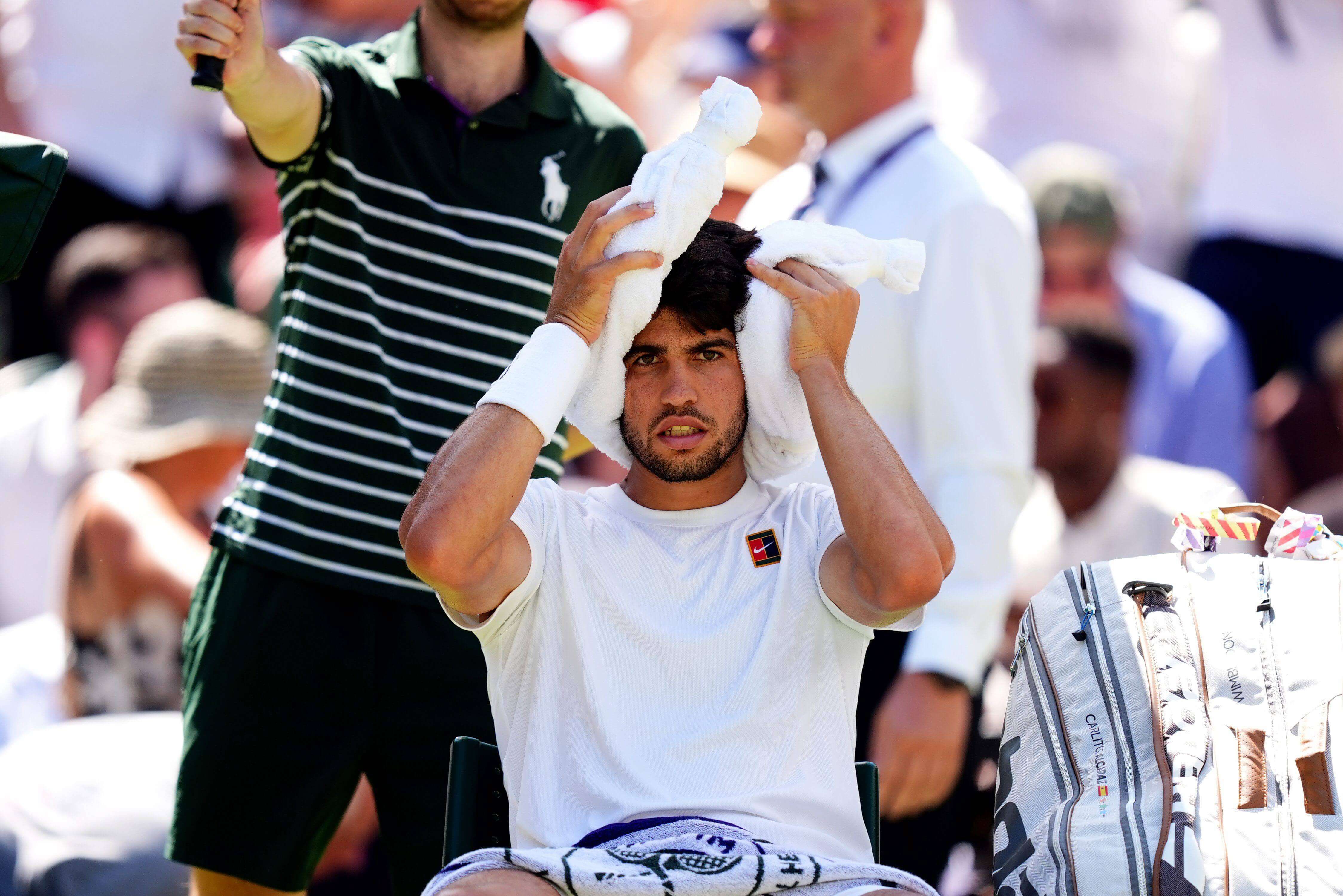  Carlos Alcaraz descansa entre puntos de la final de Wimbledon.