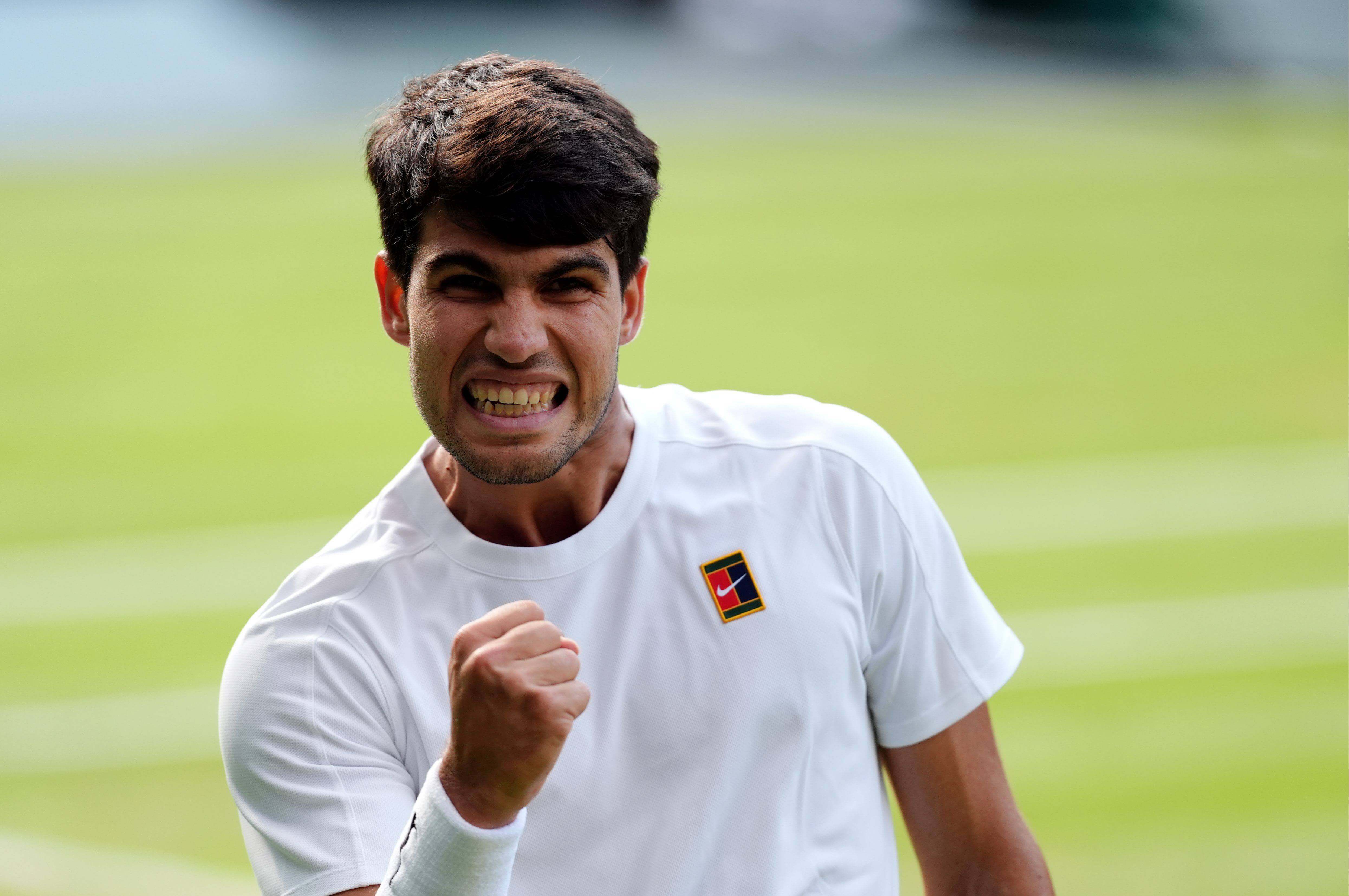  Alcaraz celebra un punto durante la final