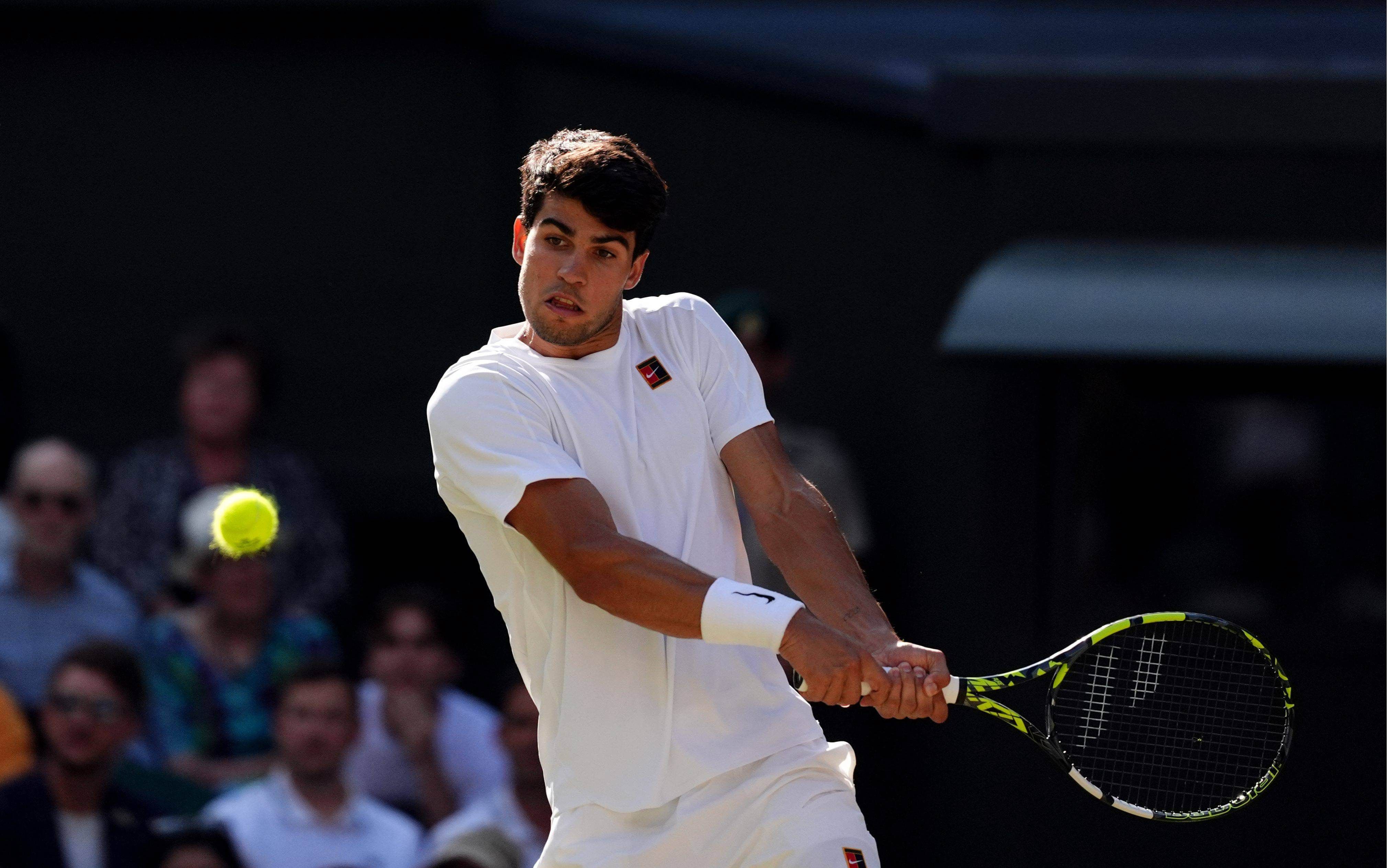  Carlos Alcaraz devuelve un punto a Sinner en la final de Wimbledon (FOTO: Cordón Press).