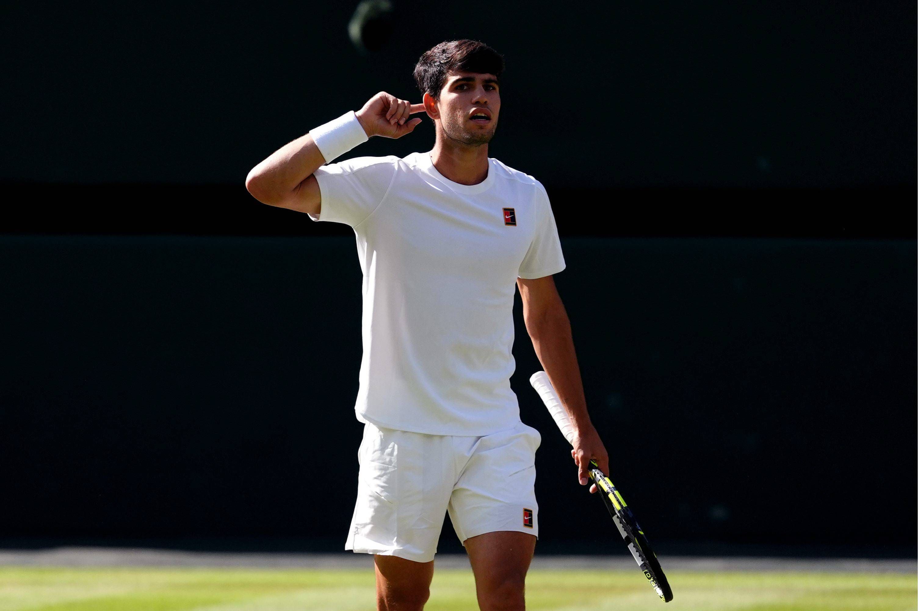 Carlos Alcaraz celebra el primer set en Wimbledon (FOTO: Cordón Press).