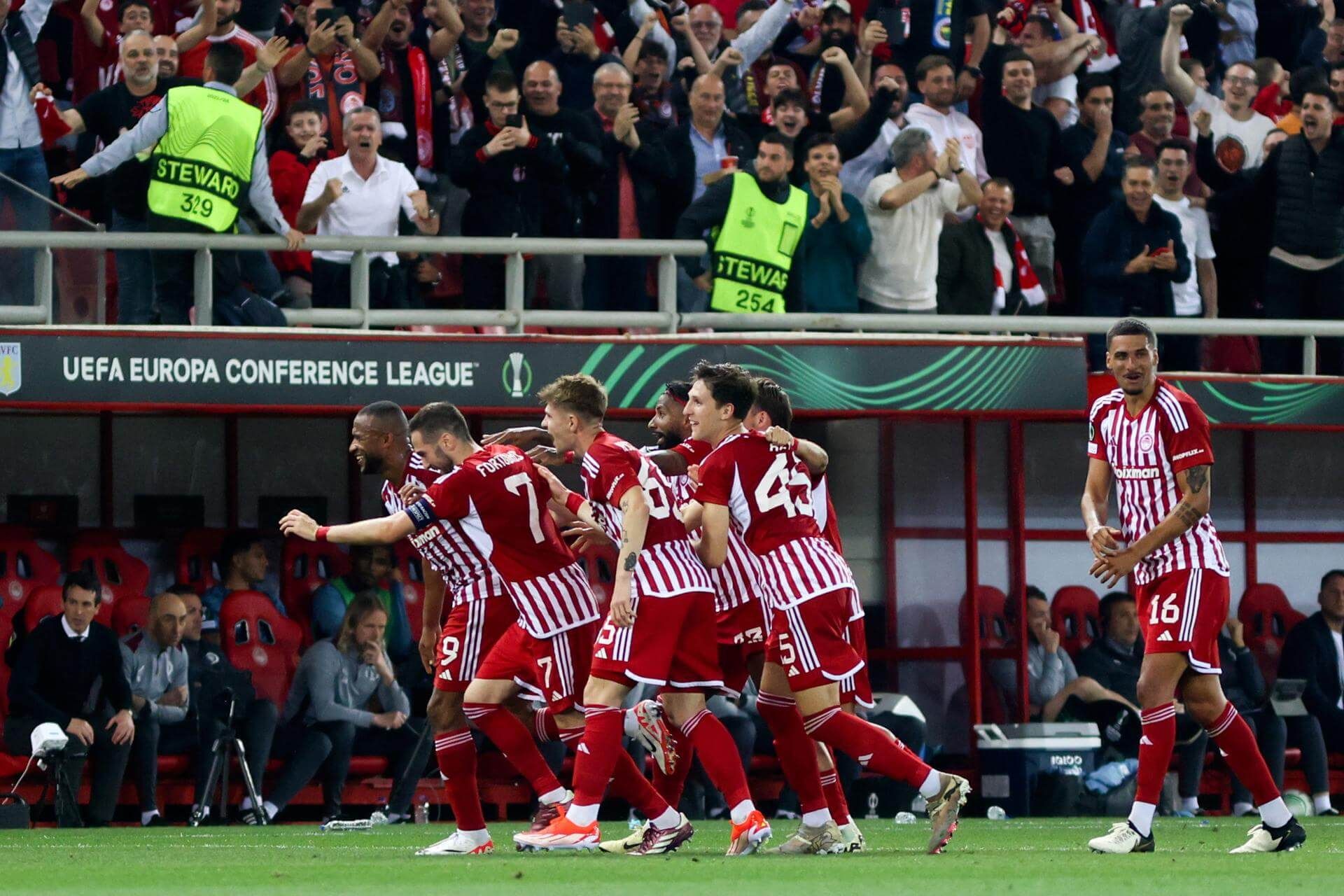  Los jugadores del Olympiacos celebrando uno de los goles al Aston Villa.