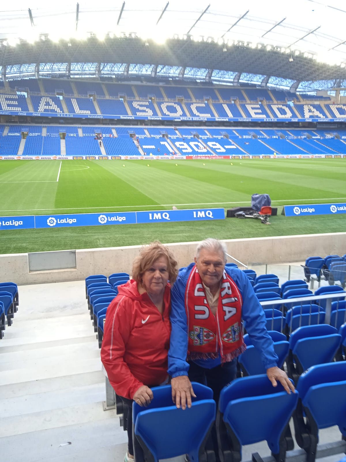 Francisco Gálvez, junto a su esposa, apoyando a la UD Almería en San Sebastián.