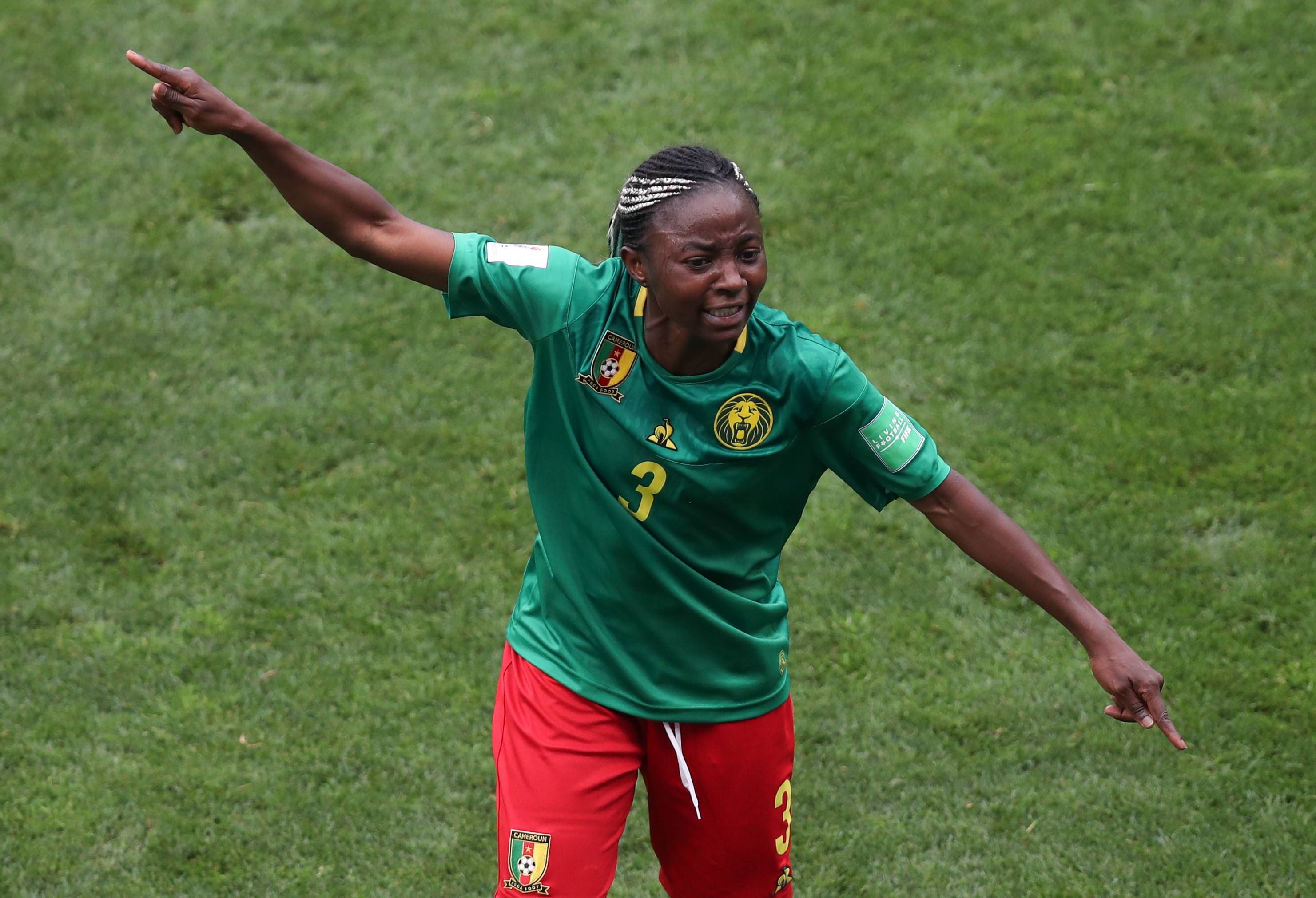  Ajara Nchout protesta su gol anulado por el VAR.