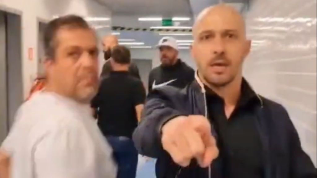 Alessandro Nunes encarándose con el periodista. (Fuente: Éverton Leite)