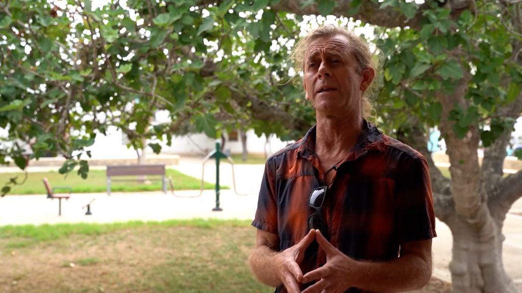  Amador Jiménez, ingeniero a cargo de un cultivo de césped artificial.