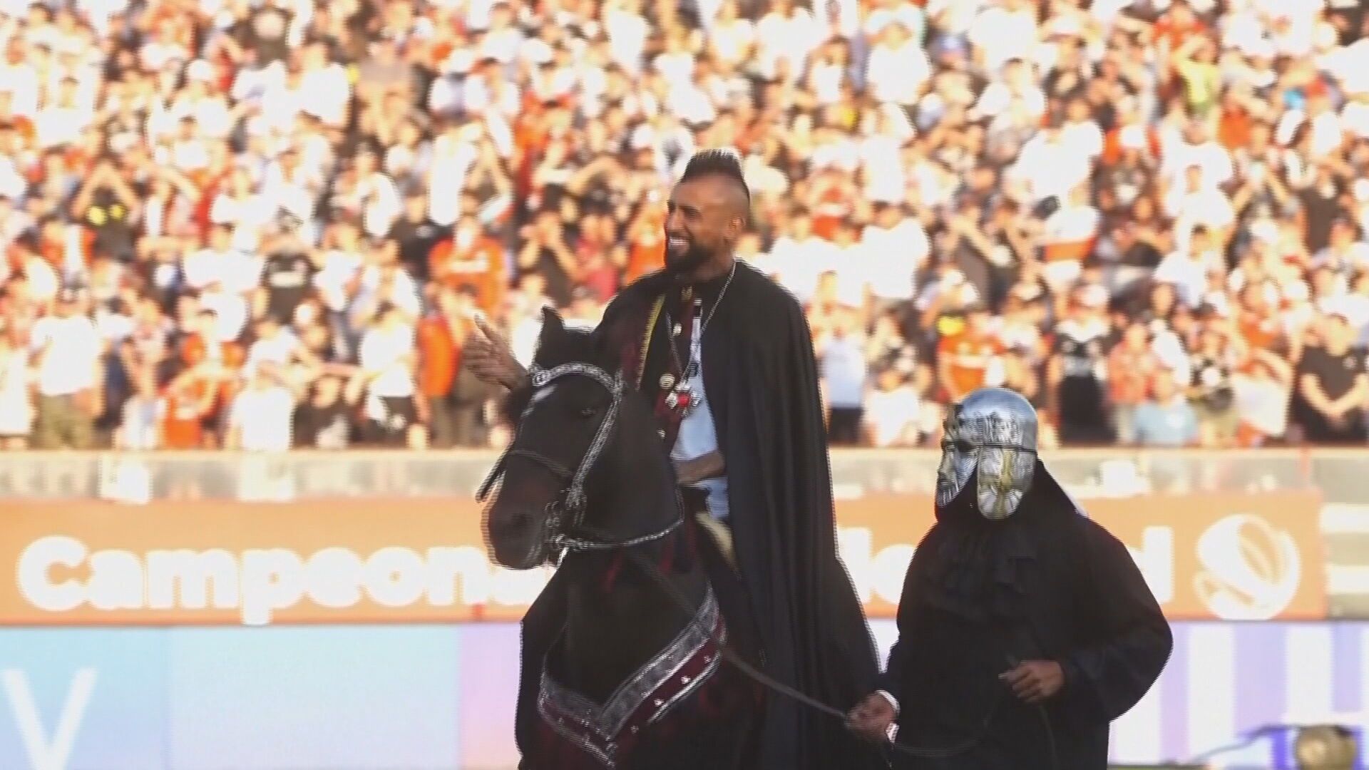  Arturo Vidal montando a caballo en su presentación. (Fuente: SNTV)