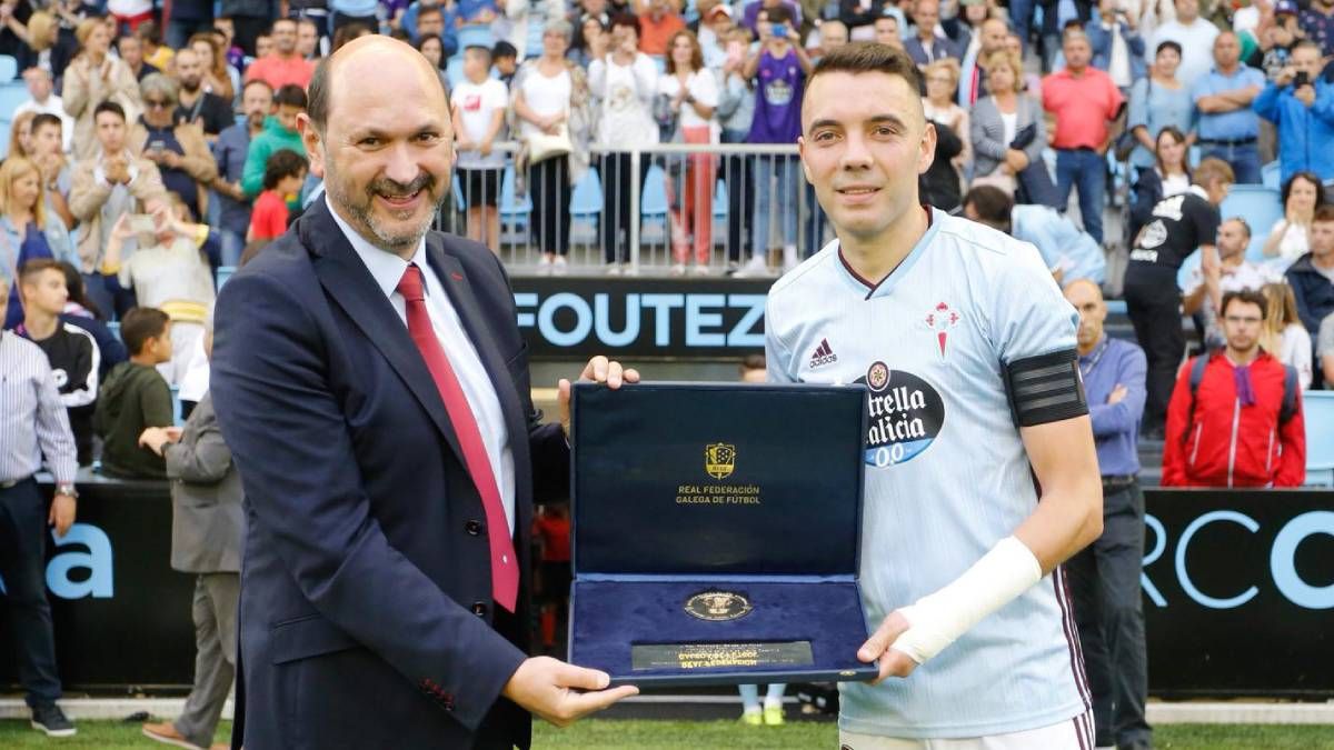  Aspas, junto a Rafael Louzán, presidente de la Federación Galega de Fútbol.