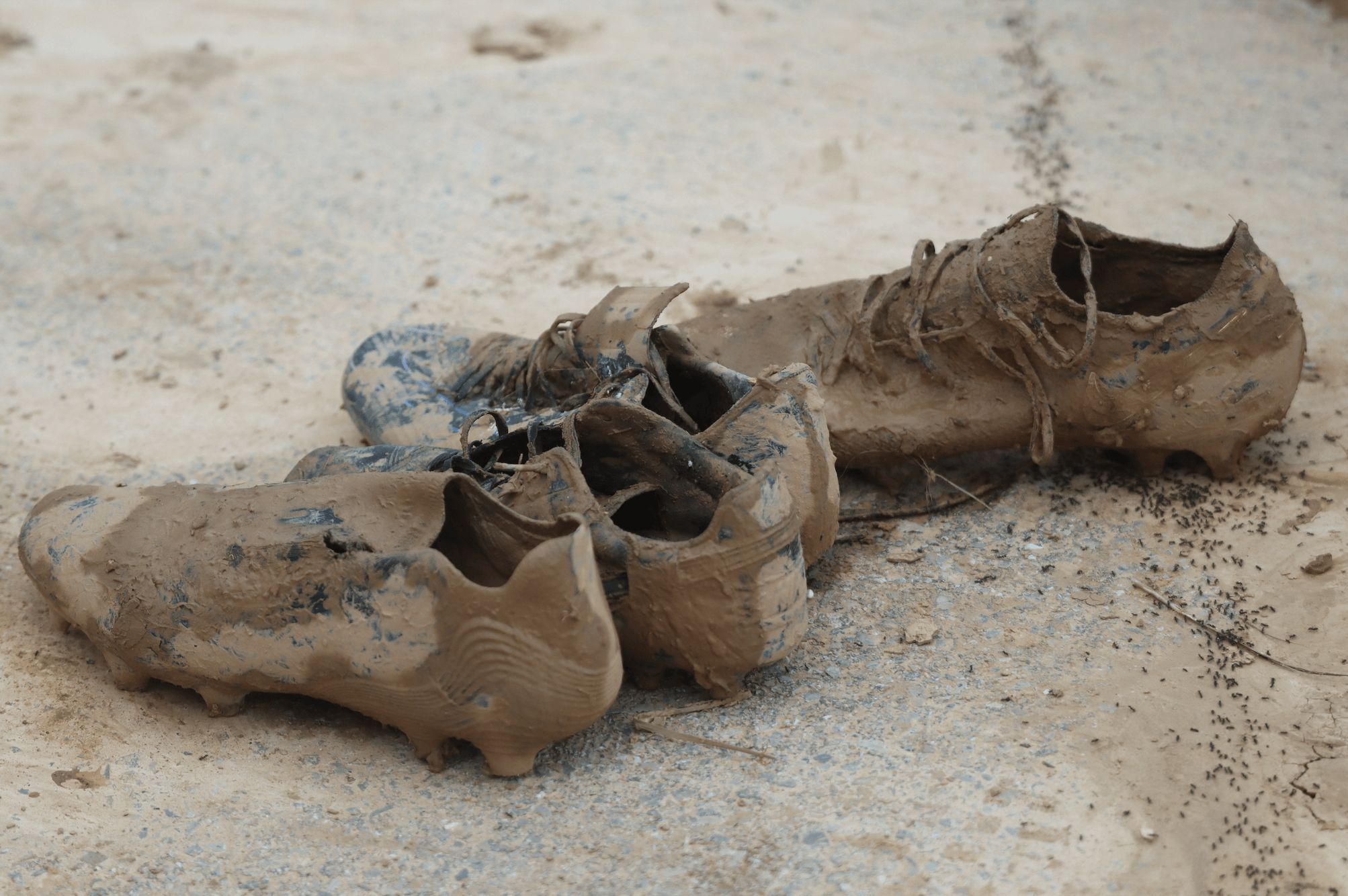 Balones y botas de fútbol manchadas de lodo tras la DANA