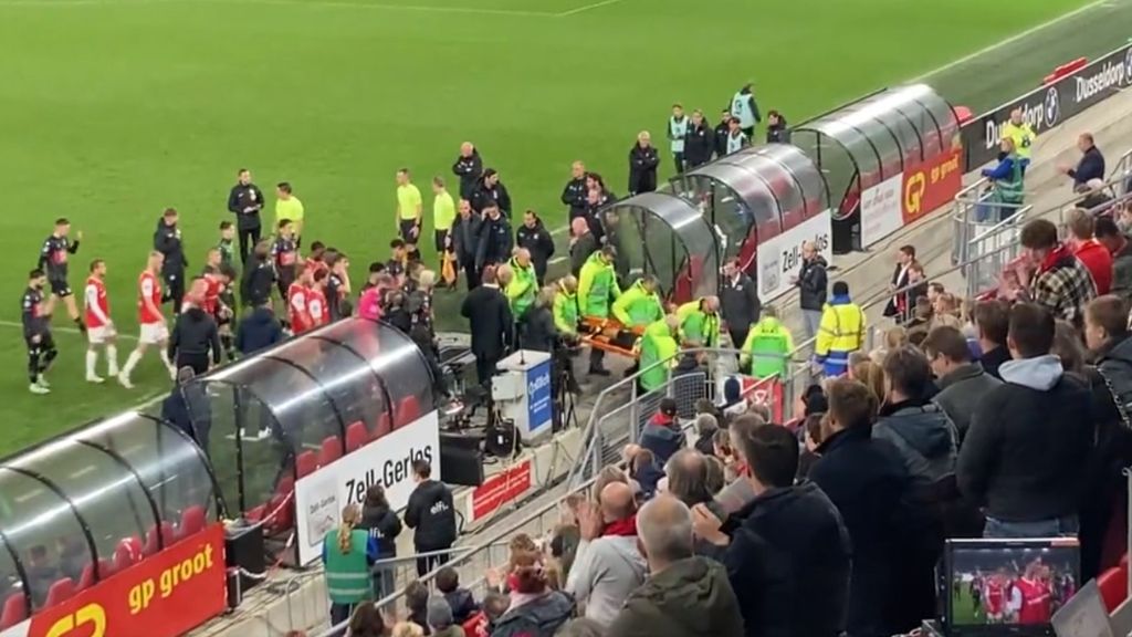  Bas Dost, siendo retirado del terreno de juego