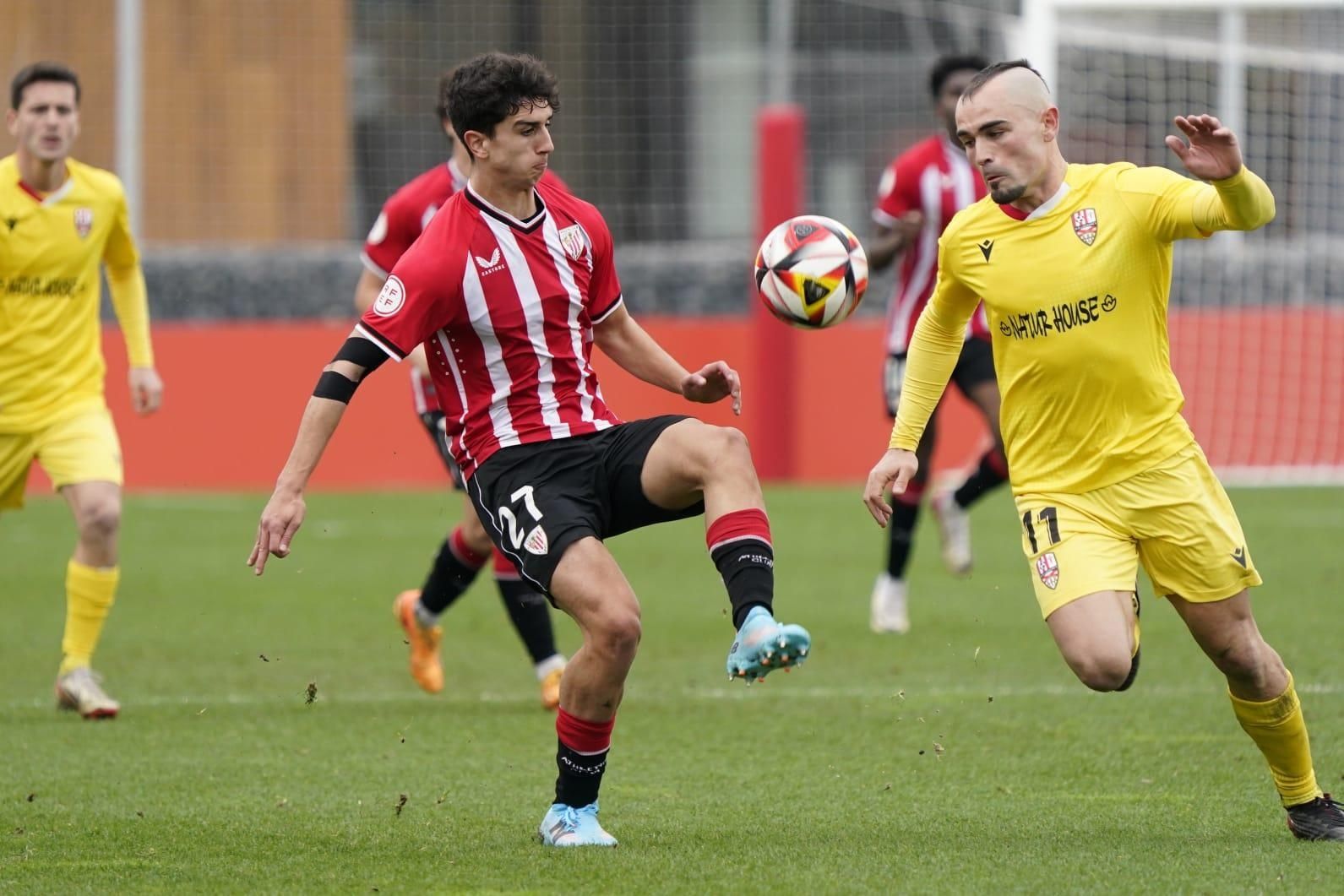  El alavés Aingeru Olabarrieta y Jon Madrazo en el partido Bilbao Athletic - UD Logroñés.