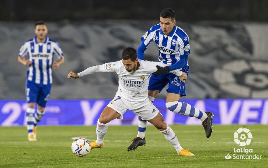  Battaglia trata de robar el balón a Hazard.