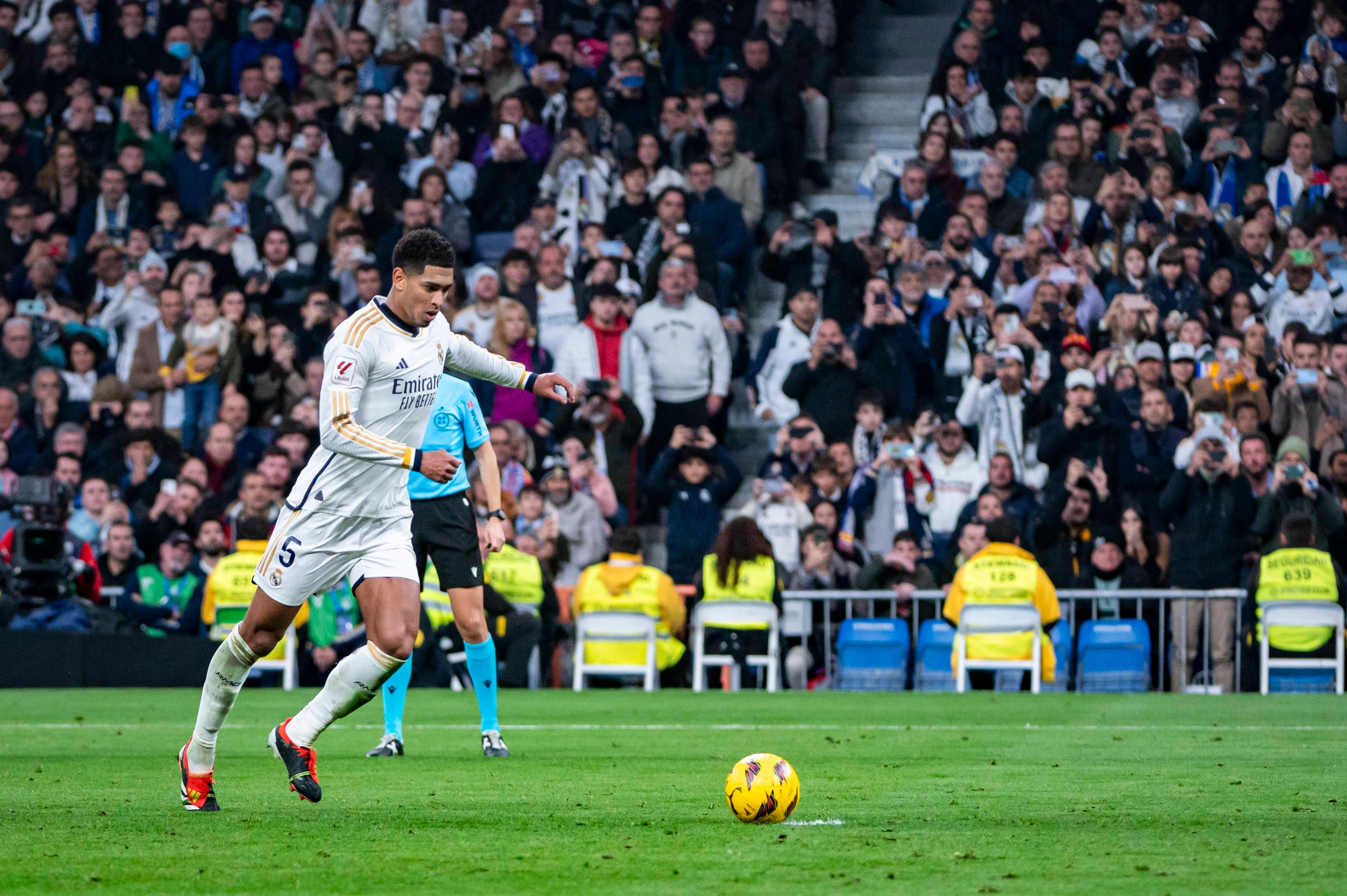 Bellingham lanzando el penalti frente al Almería (Cordon Press)