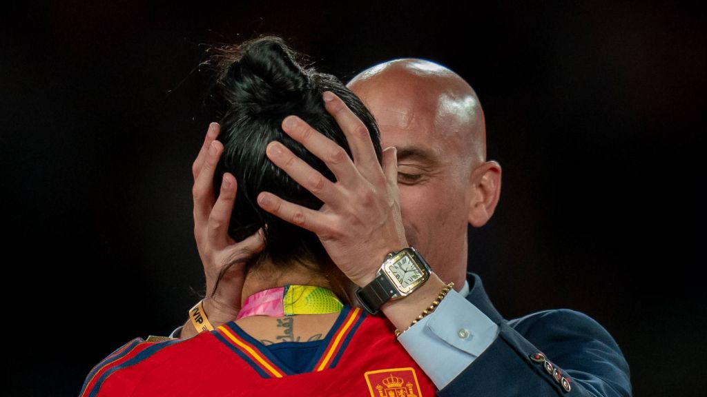  El beso de Luis Rubiales a Jenni Hermoso