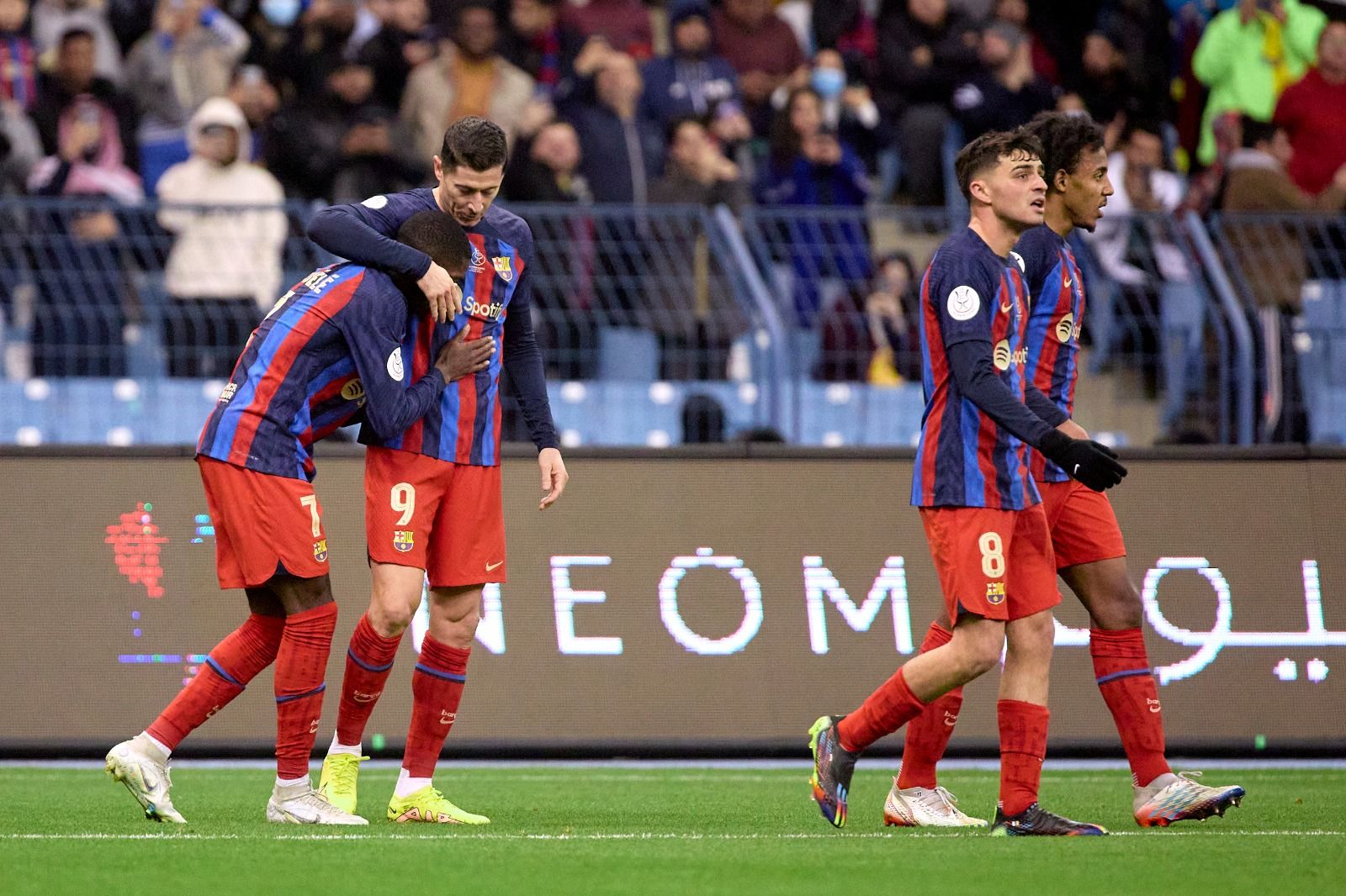 Robert Lewandowski celebra con Dembélé en el Betis-Barcelona (Foto: RFEF).
